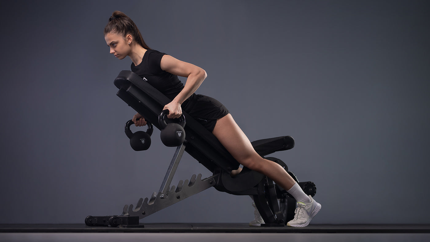 Rudern mit Kettlebells auf der verstellbaren Hantelbank