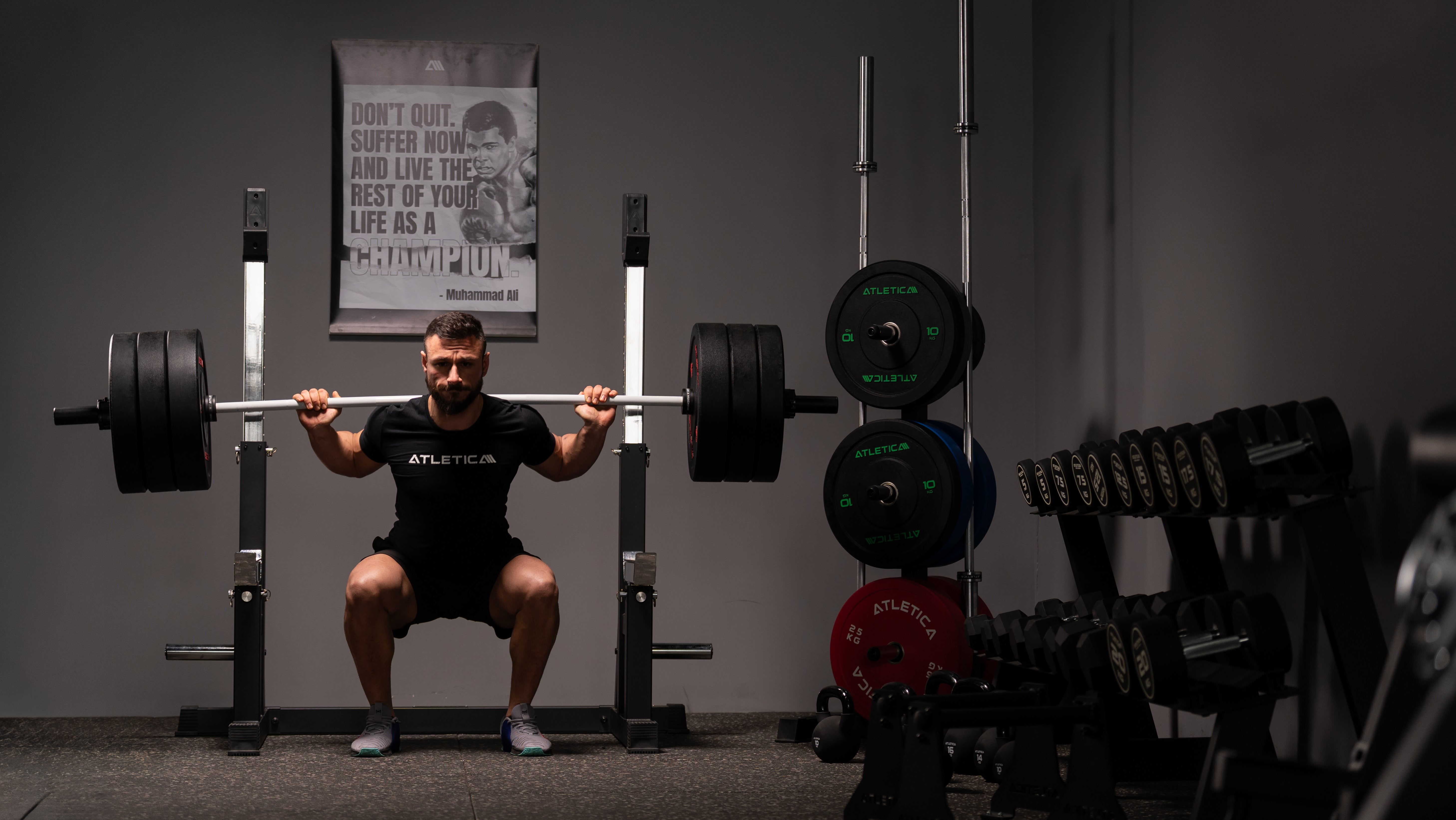 Kniebeuge am Atletica Squat Rack im Home Gym