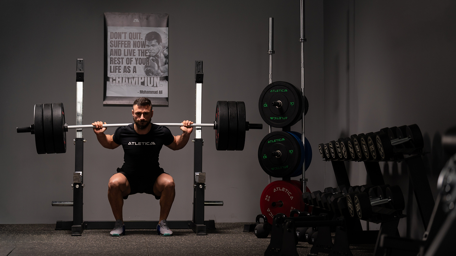 Kniebeuge am Atletica Squat Rack im Home Gym
