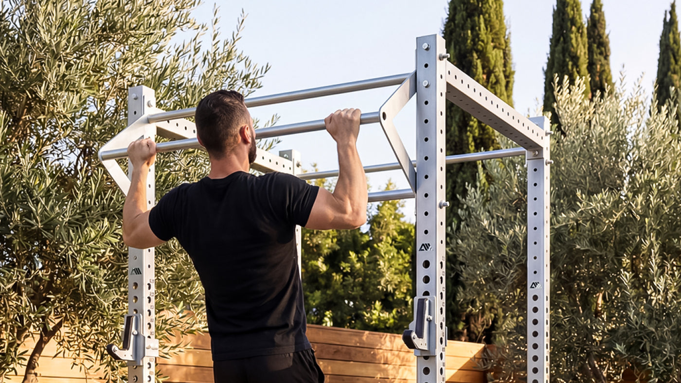 Athlet macht Klimmzüge am R8 Magma Edelstahl Ourdoor Power Rack