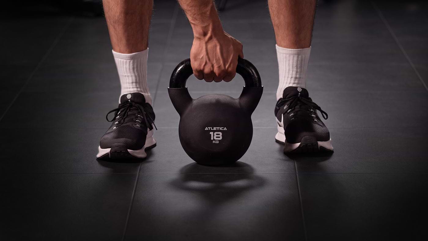 Atletica 18 kg Kettlebell auf Gummi-Bodenfliesen als Bodenschutz im Home Gym