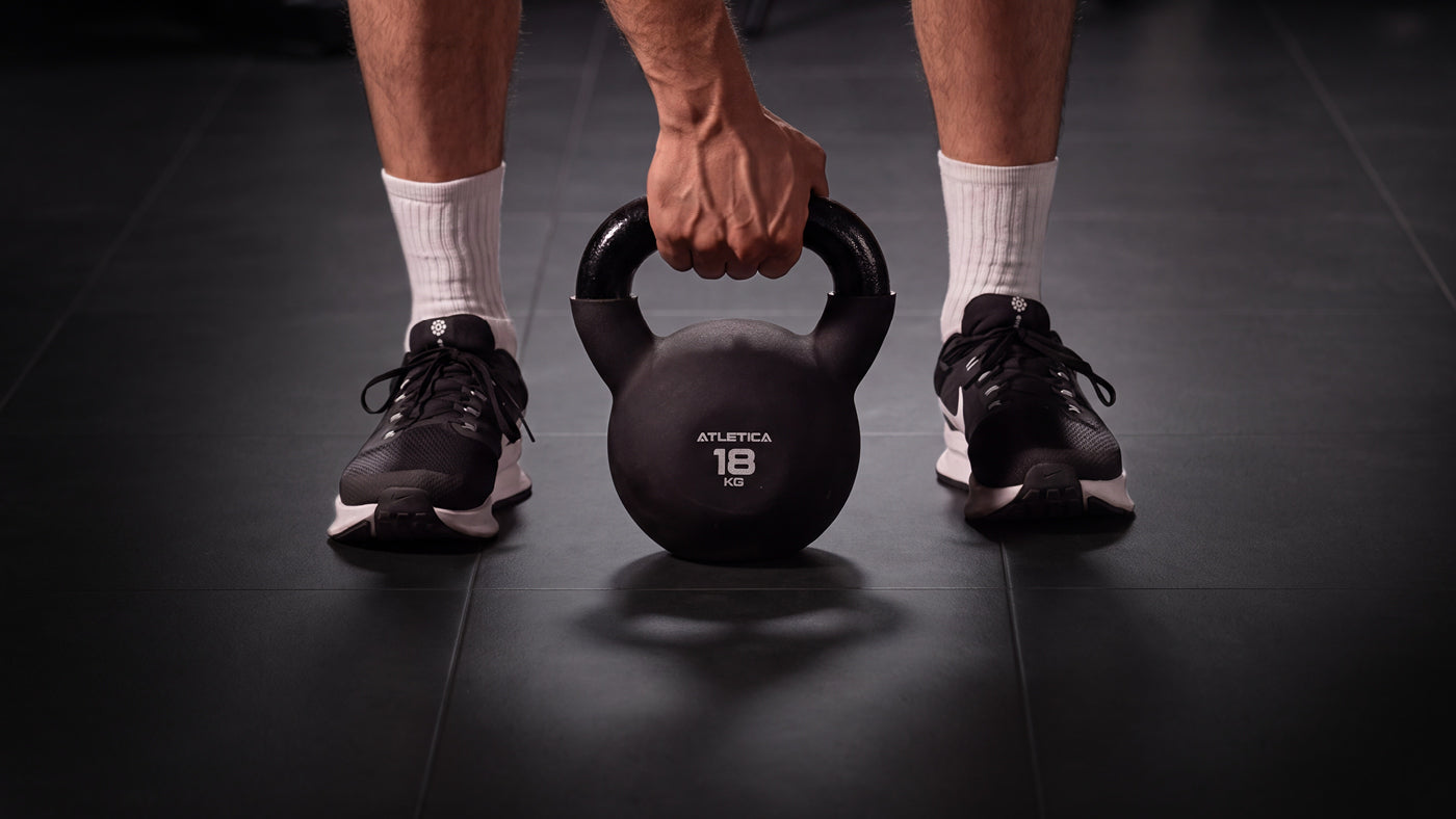 Atletica 18 kg Kettlebell auf Gummi-Bodenfliesen als Bodenschutz im Home Gym