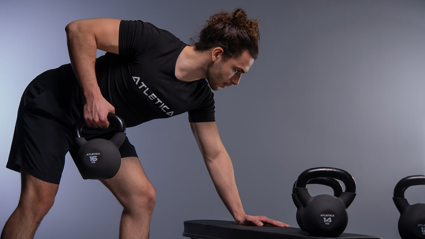 Einarmiges Kettlebell-Rudern mit 16-kg-Kettlebell auf der Hantelbank