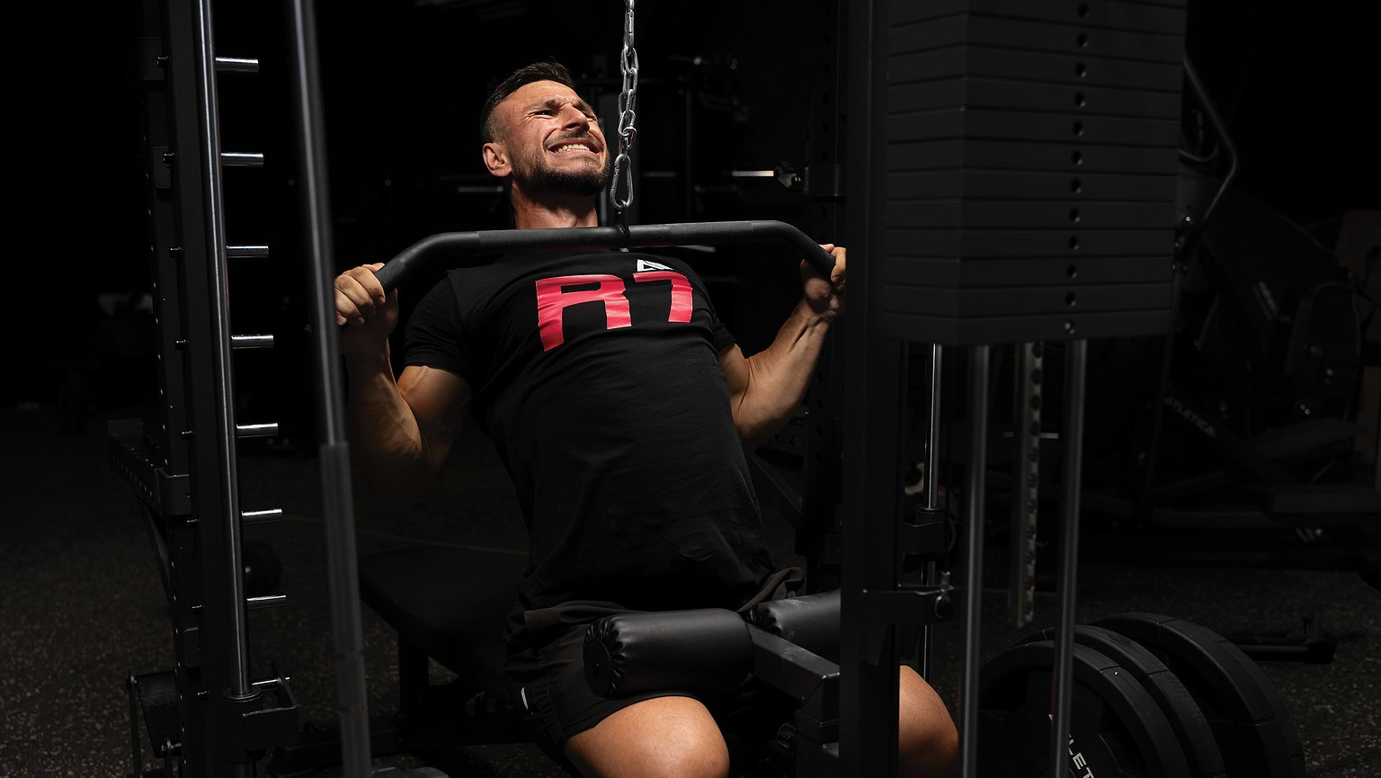 Latziehen am R7 Nemesis Power Rack mit Steckgewichten