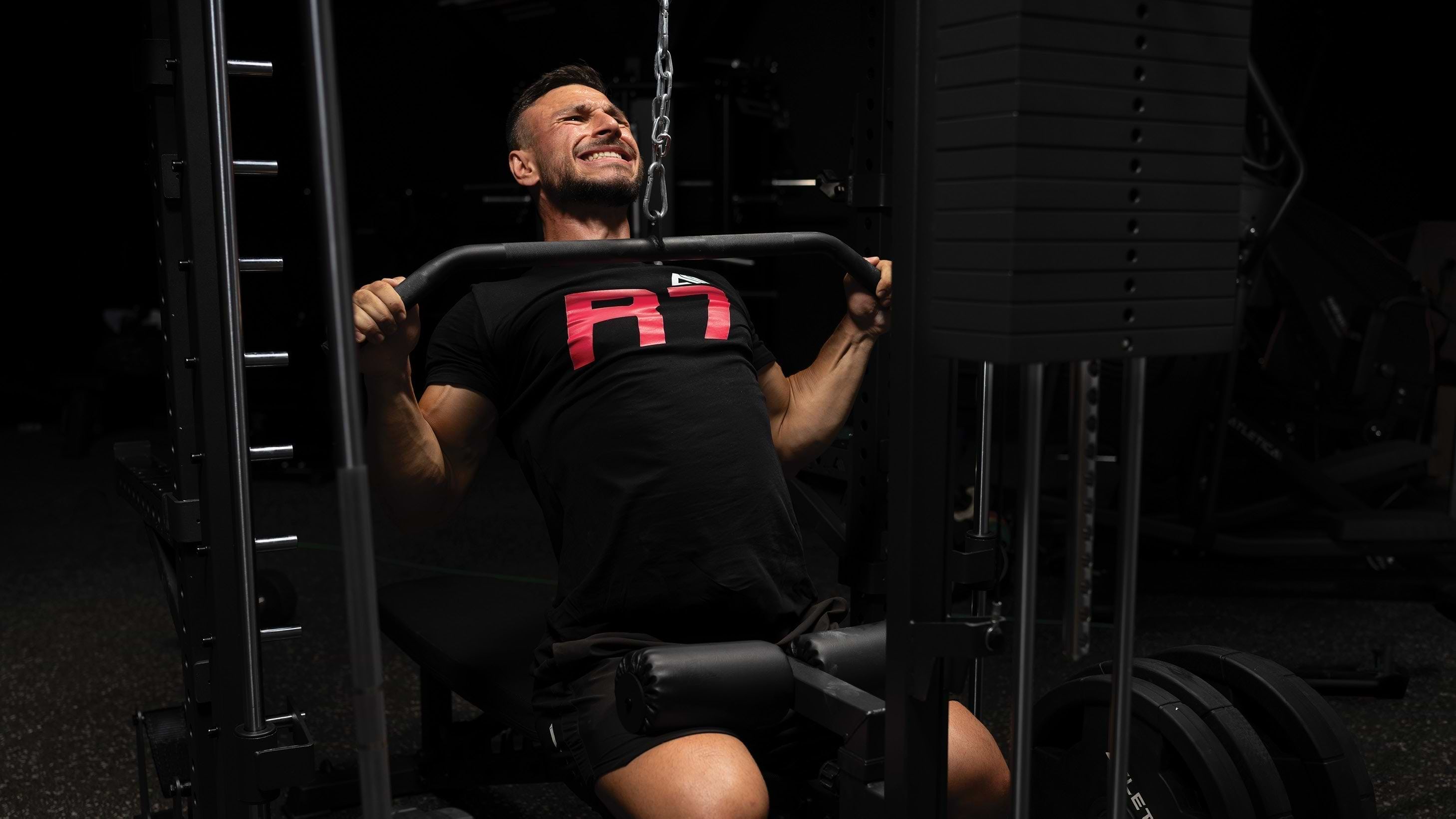 Latziehen am R7 Nemesis Power Rack mit Steckgewichten