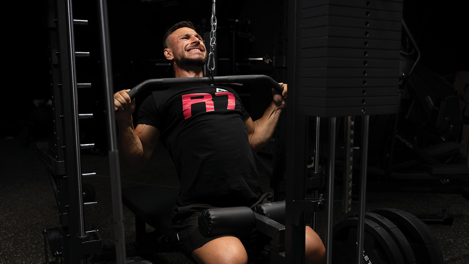 Latziehen am R7 Nemesis Power Rack mit Steckgewichten