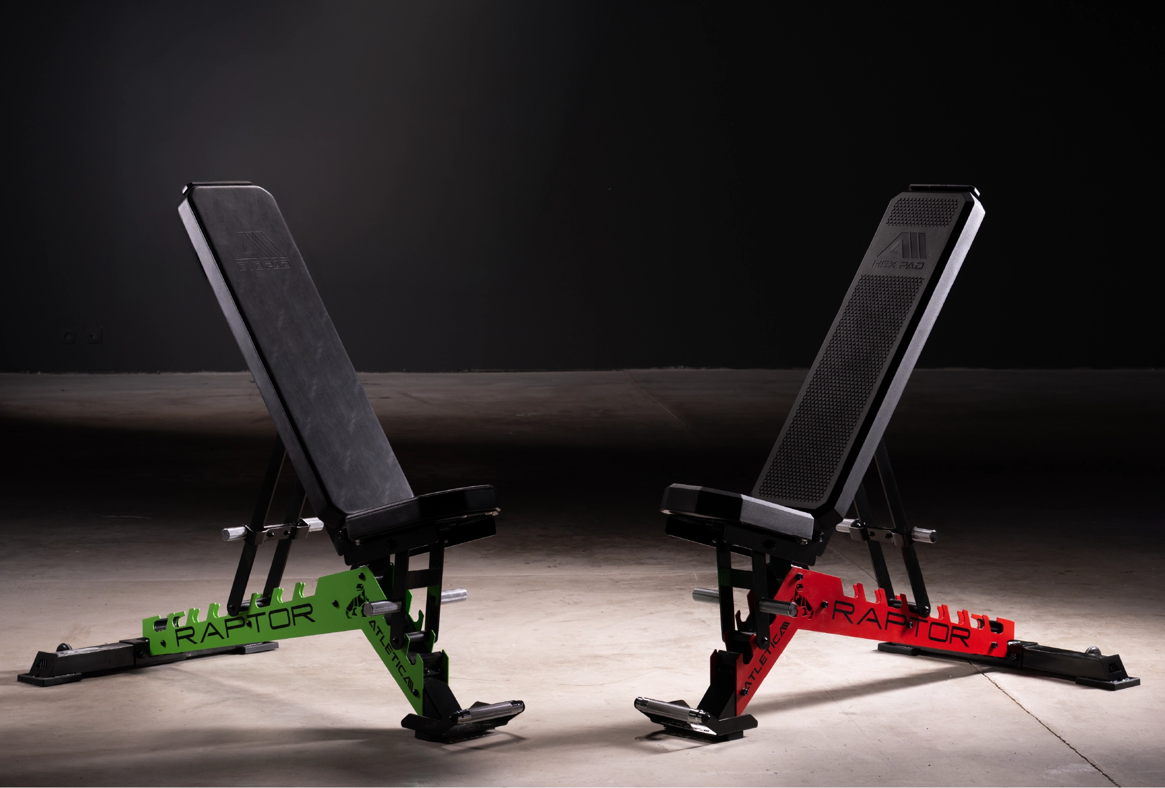 Atletica Raptor Hantelbänke mit Leder in Schwarz: eine Bank mit Electric Green Zahnplatte, andere Bank mit Electric Red Zahnplatte