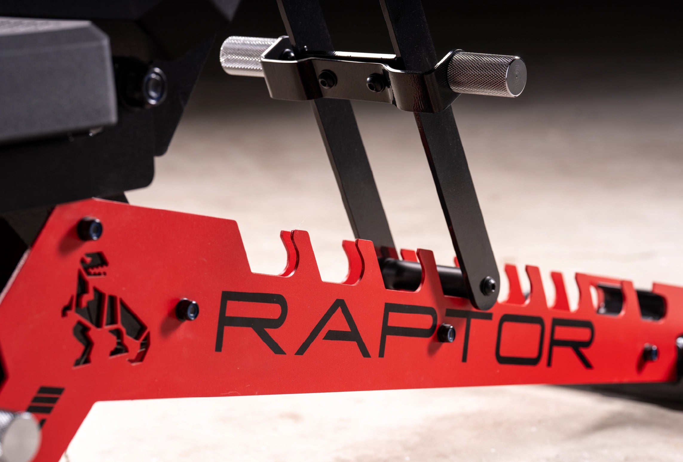 Raptor Hantelbank mit verstellbarer Rückenlehne und Zahnplatte in Electric Red