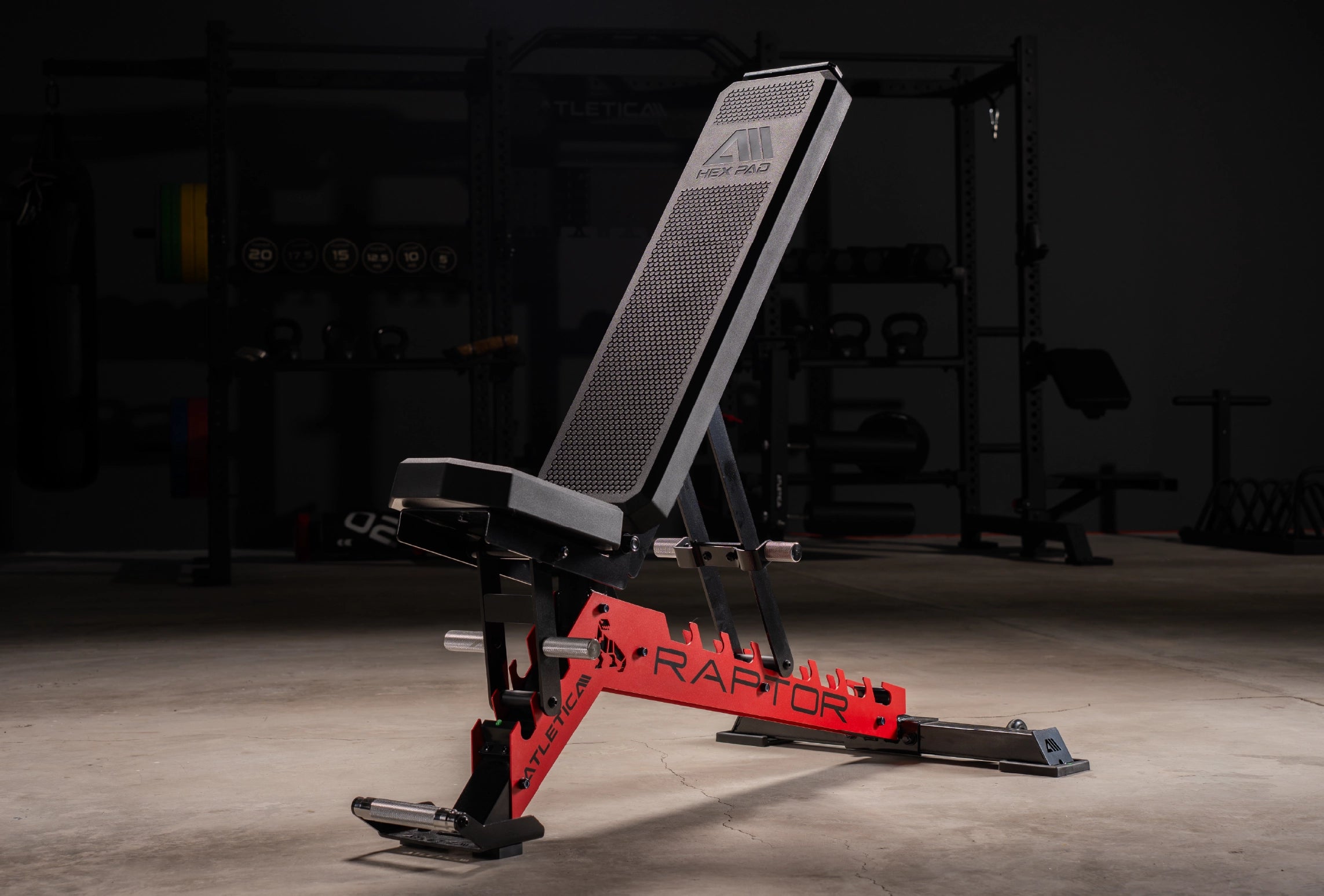 verstellbare Hantelbank Raptor mit Zahnplatte in Electric Red und Hex Pad Leder Polster in Schwarz