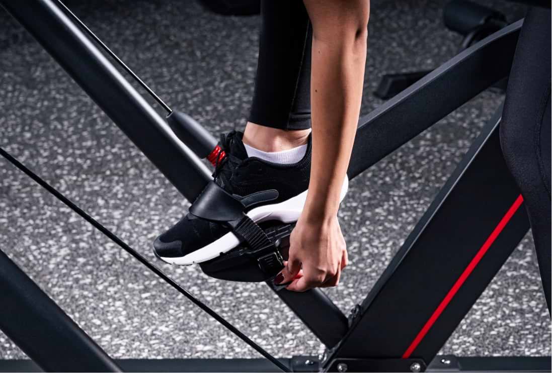Fußschlaufen auf den Pedalen verhindern Herausrutschen beim Training