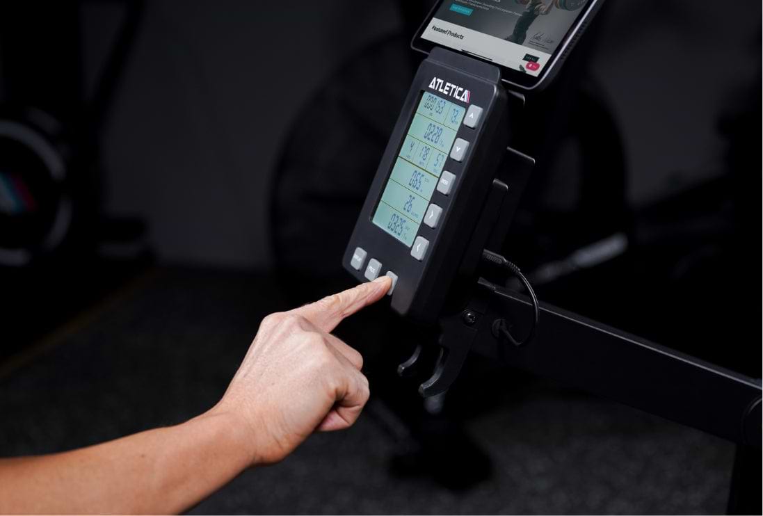 Großes Display mit individuell einstellbaren Trainingseinheiten