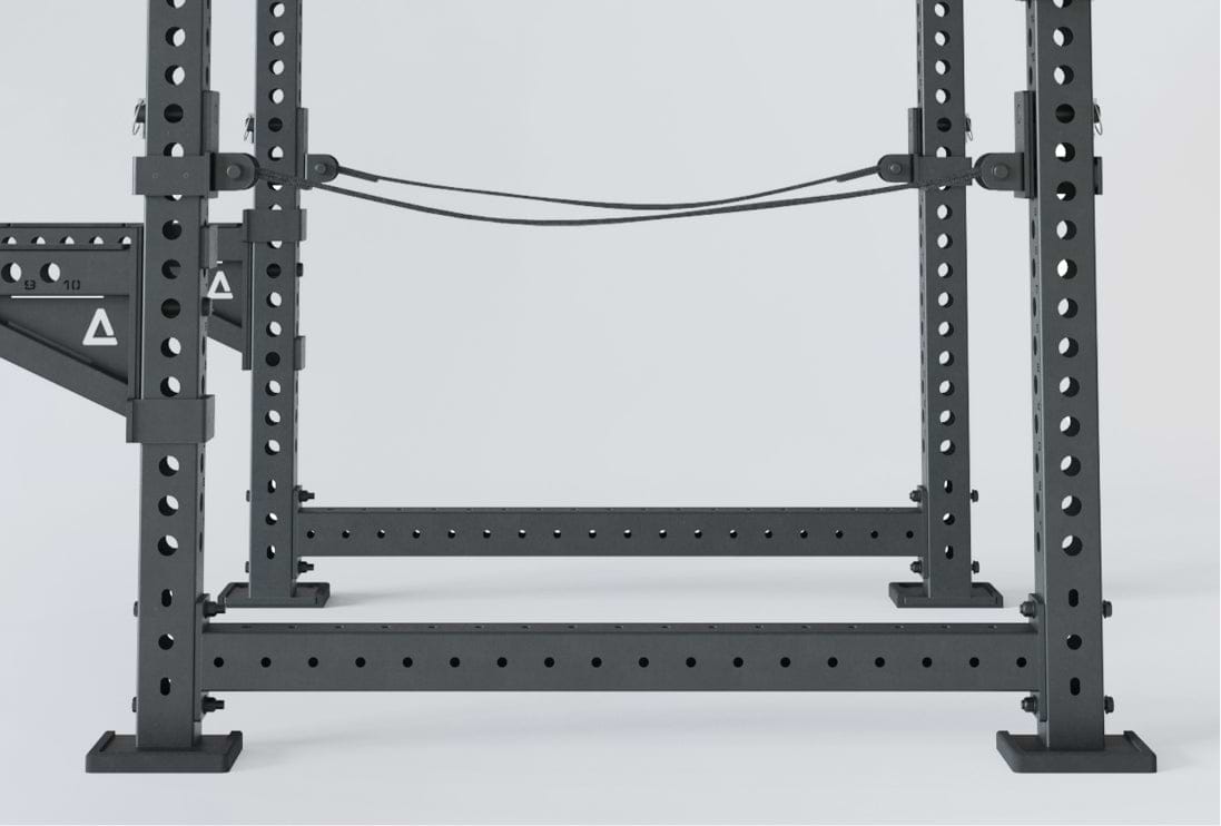 R8 Soundwave Power Rack: Quadratische Grundfläche und seitliche Bohrungen