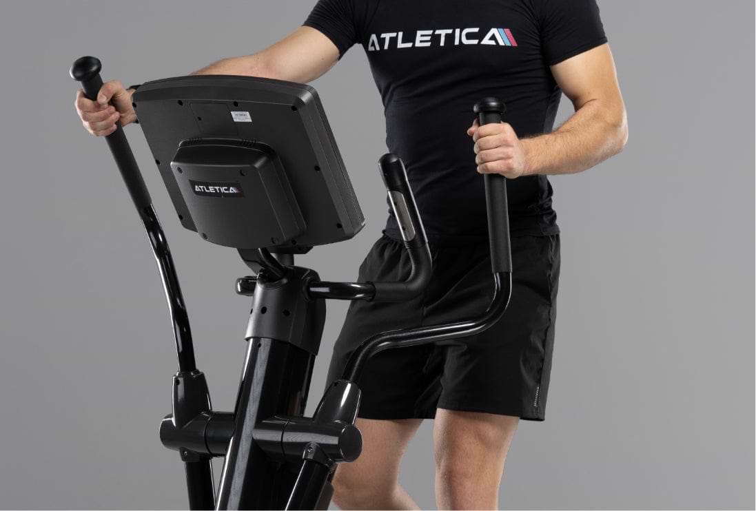 Handgriffen am Far Stride Crosstrainer: Vorwärts- und Rückwärtsbewegung möglich