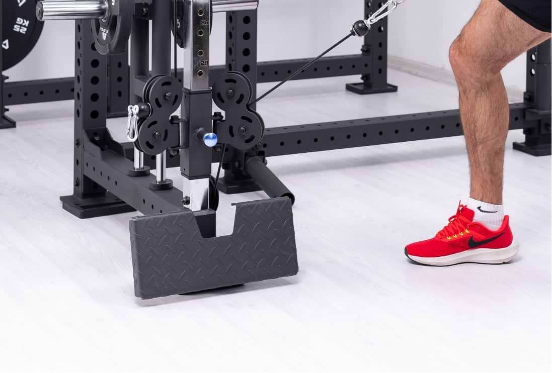 Höhenverstellbar Kabelzug mit Fußstütze für Ruderübungen und einem variablen Übersetzungsverhältnis