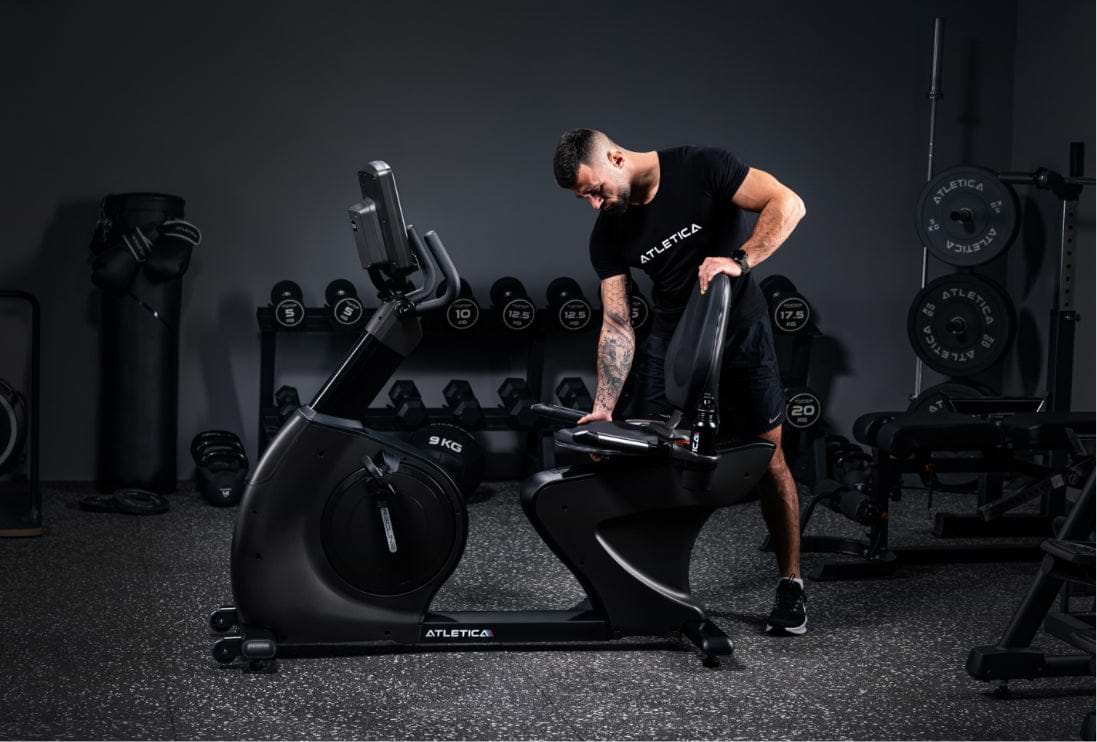 Recline Ergometer von Atletica mit verstellbarem Sitz