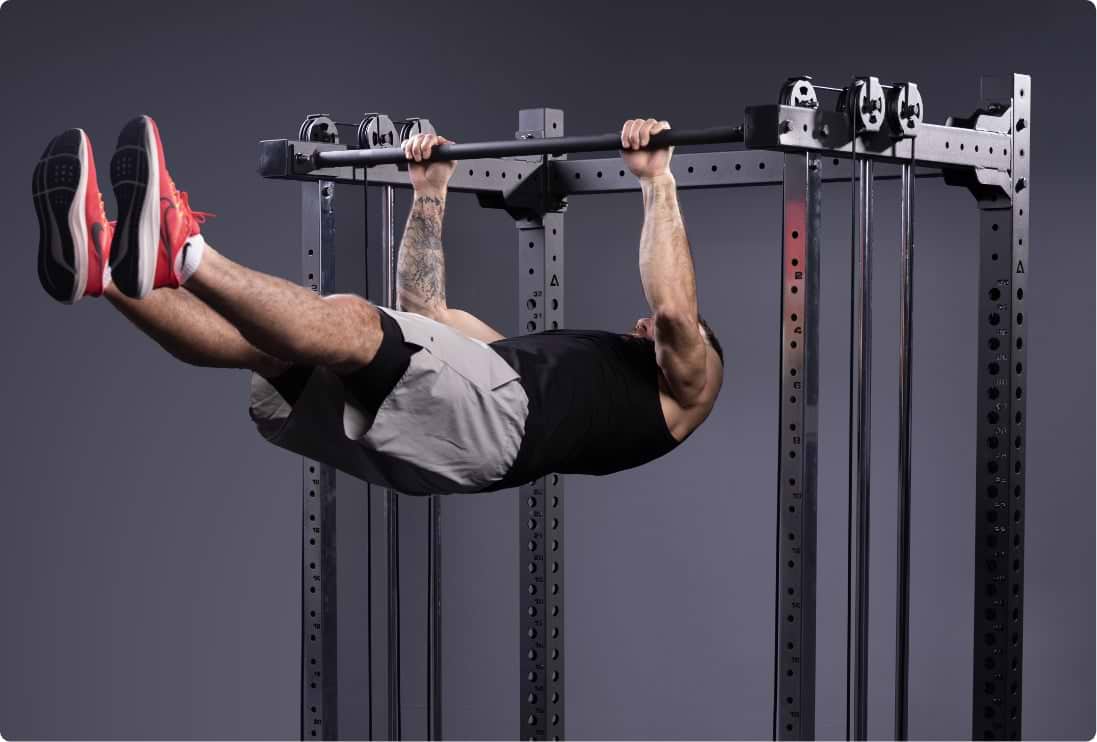 Ganzkörpertraining an der integrierter Klimmzugstange der R8 Nitro duale Kabelzugstation