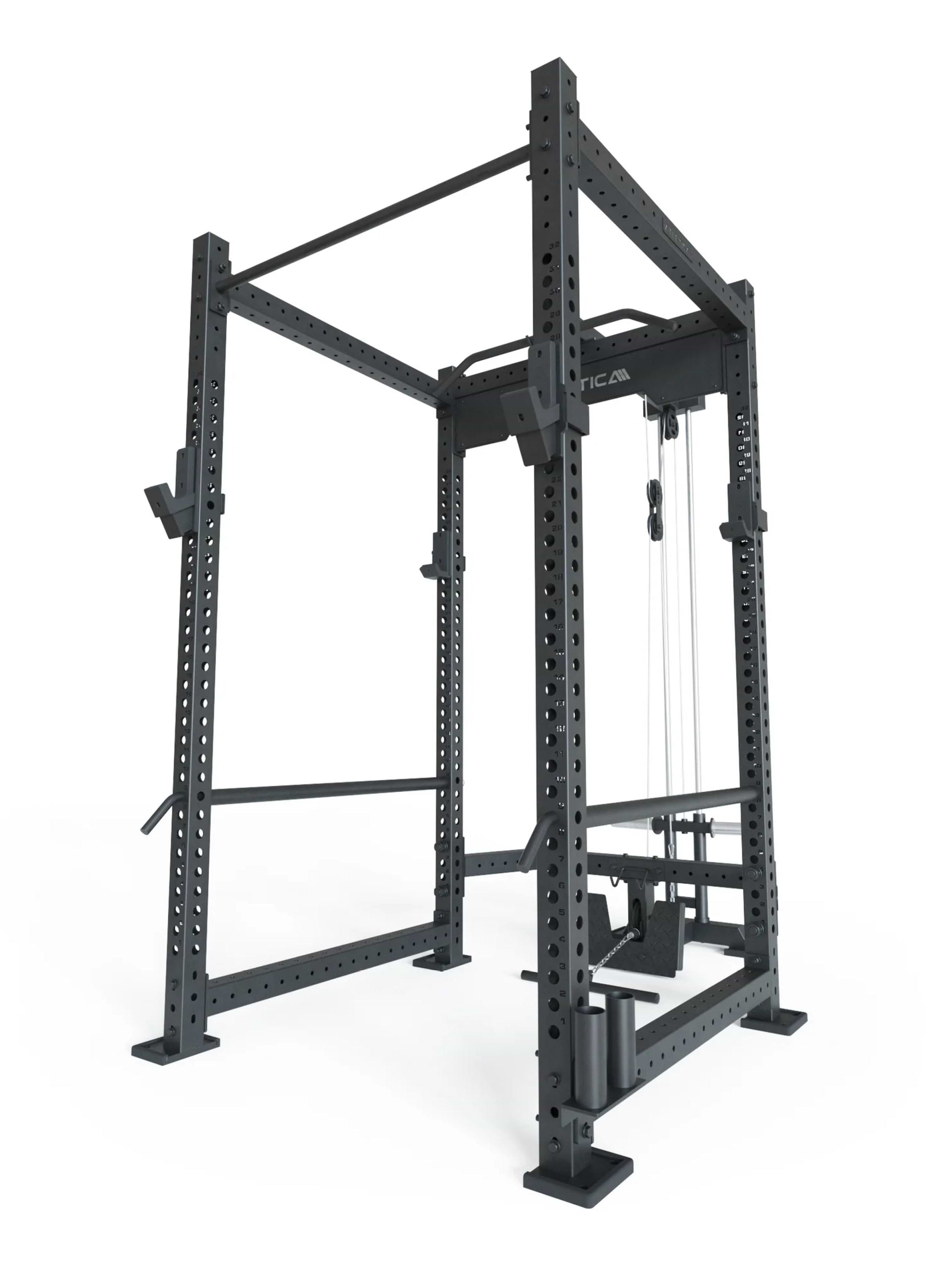 Power Rack R8-Blaster: Full Rack mit Latzug | 4 J-Hooks, Pull-Up Bar, Safeties, Logo Plate, Bar Holder | Next Level Squat Rack | 226 cm Höhe | 123x211 cm Grundfläche | 220 kg