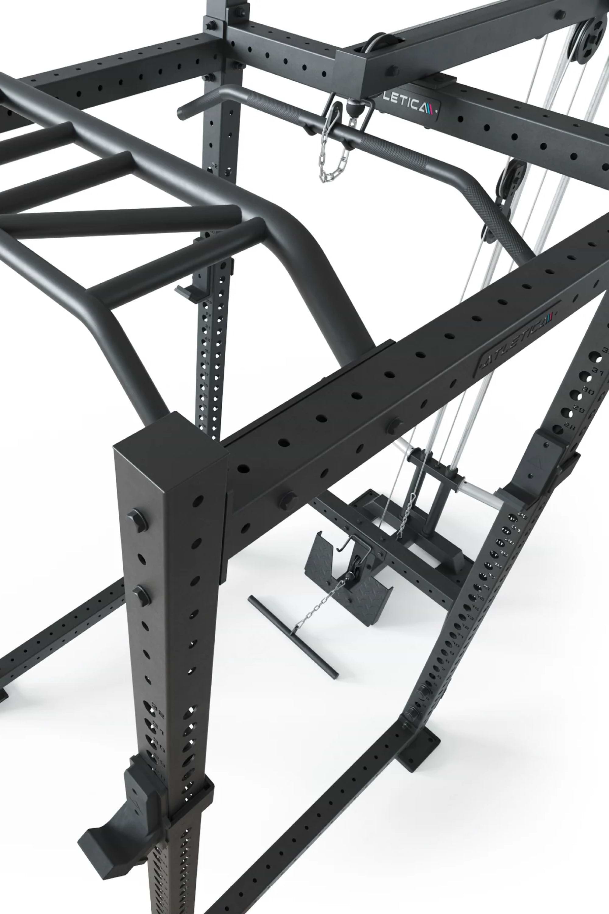 Full Rack R8-Blade: mit Latzug | Multi-Grip Bar, Spotter Arms, 4 J-Hooks | 226 cm Höhe | Next Level Squat Rack | 123x211 cm Grundfläche | 213 kg schwer | Erweiterbar