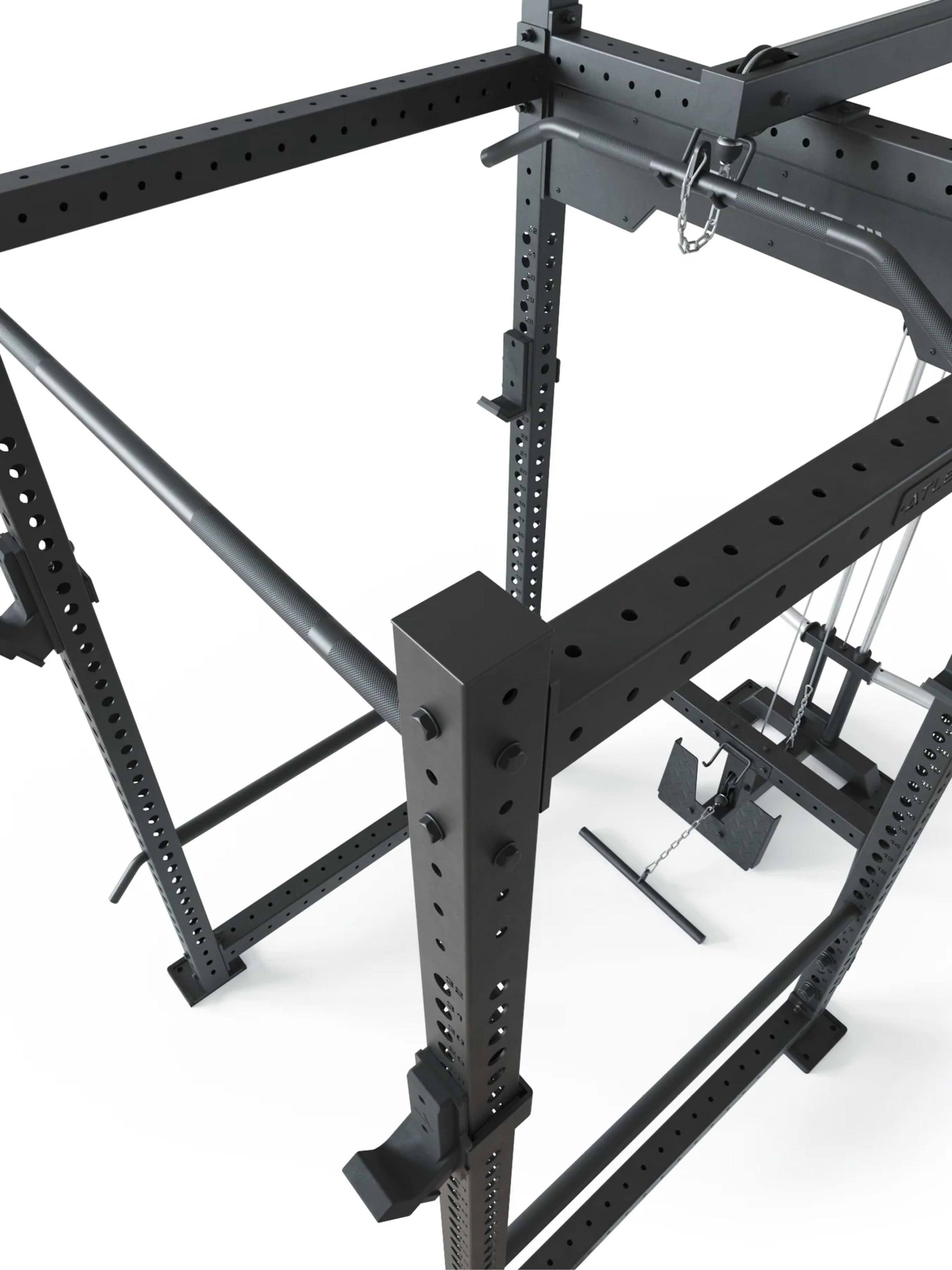 Full Rack R8-Blaster: Full Rack mit Latzug | 4 J-Hooks, Pull-Up Bar, Safeties, Logo Plate, Bar Holder | Next Level Squat Rack | 226 cm Höhe | 123x211 cm Grundfläche | 220 kg