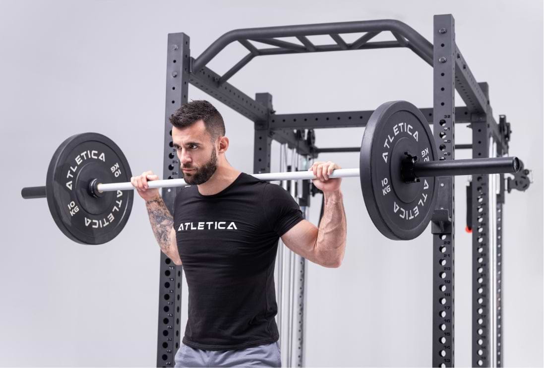 Back Squat mit Langhantel und Bumper Plates vor dem R8 Duality Power Rack