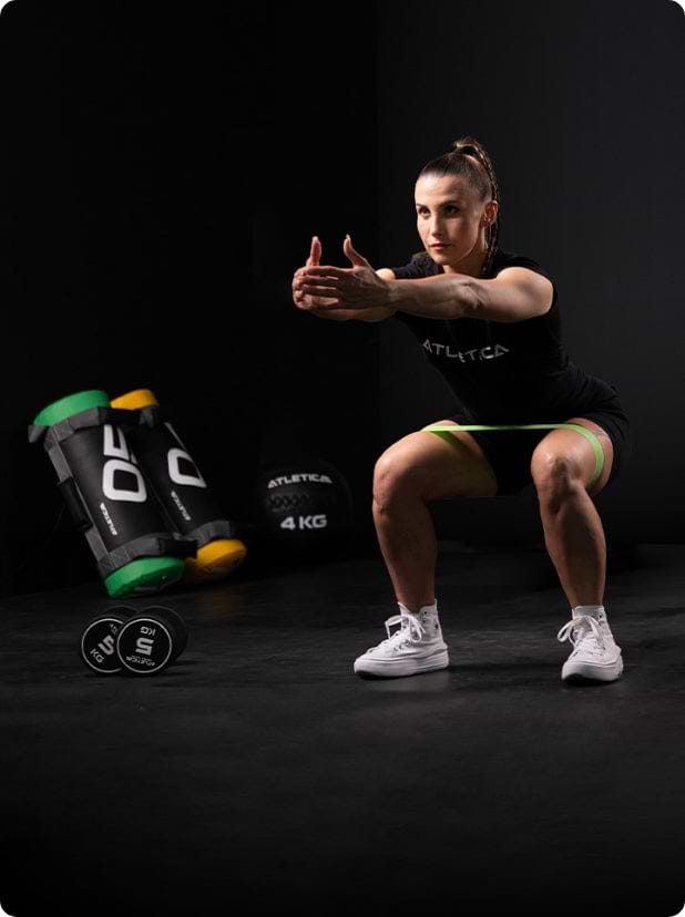 Functional Fitness Equipment: Sandbags, Medizinball und Kniebeuge mit Widerstandsband