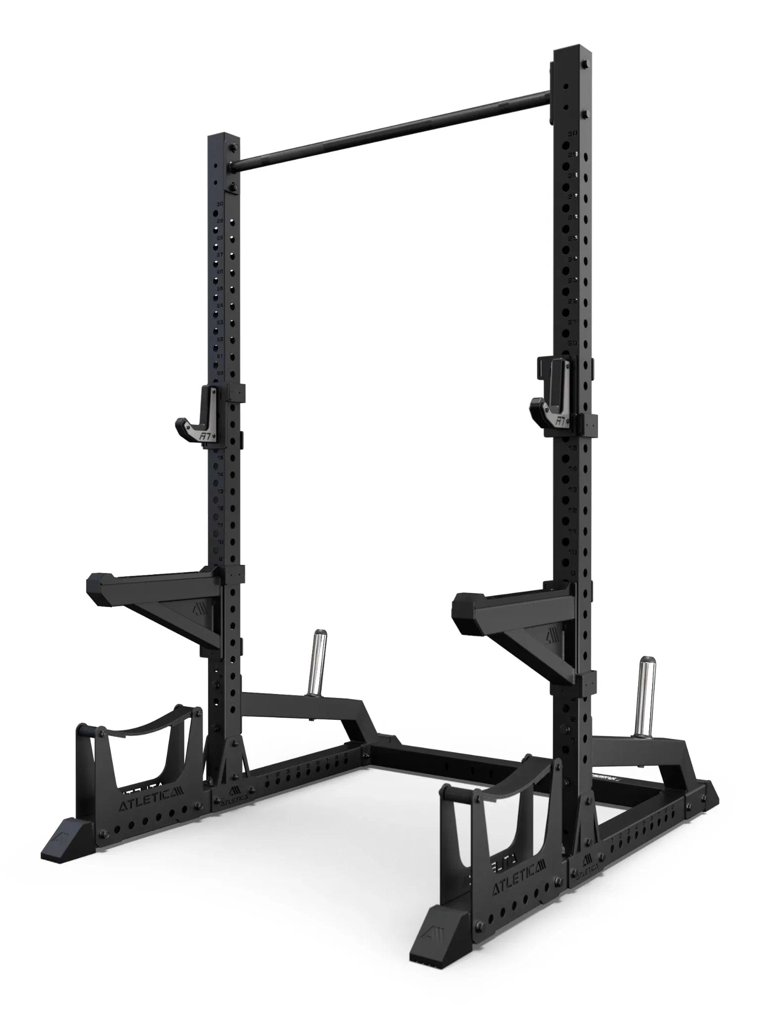 R7 Half Rack – Gesamtansicht mit Klimmzugstange, J-Hooks, Safety Spotter Armen und bodennahen Gurtablagen