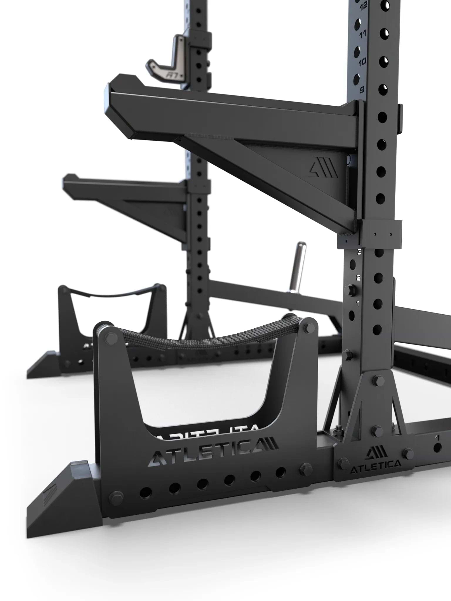 R7 Half Rack – dettaglio delle barre di sicurezza e dei supporti per cinghie vicino al pavimento