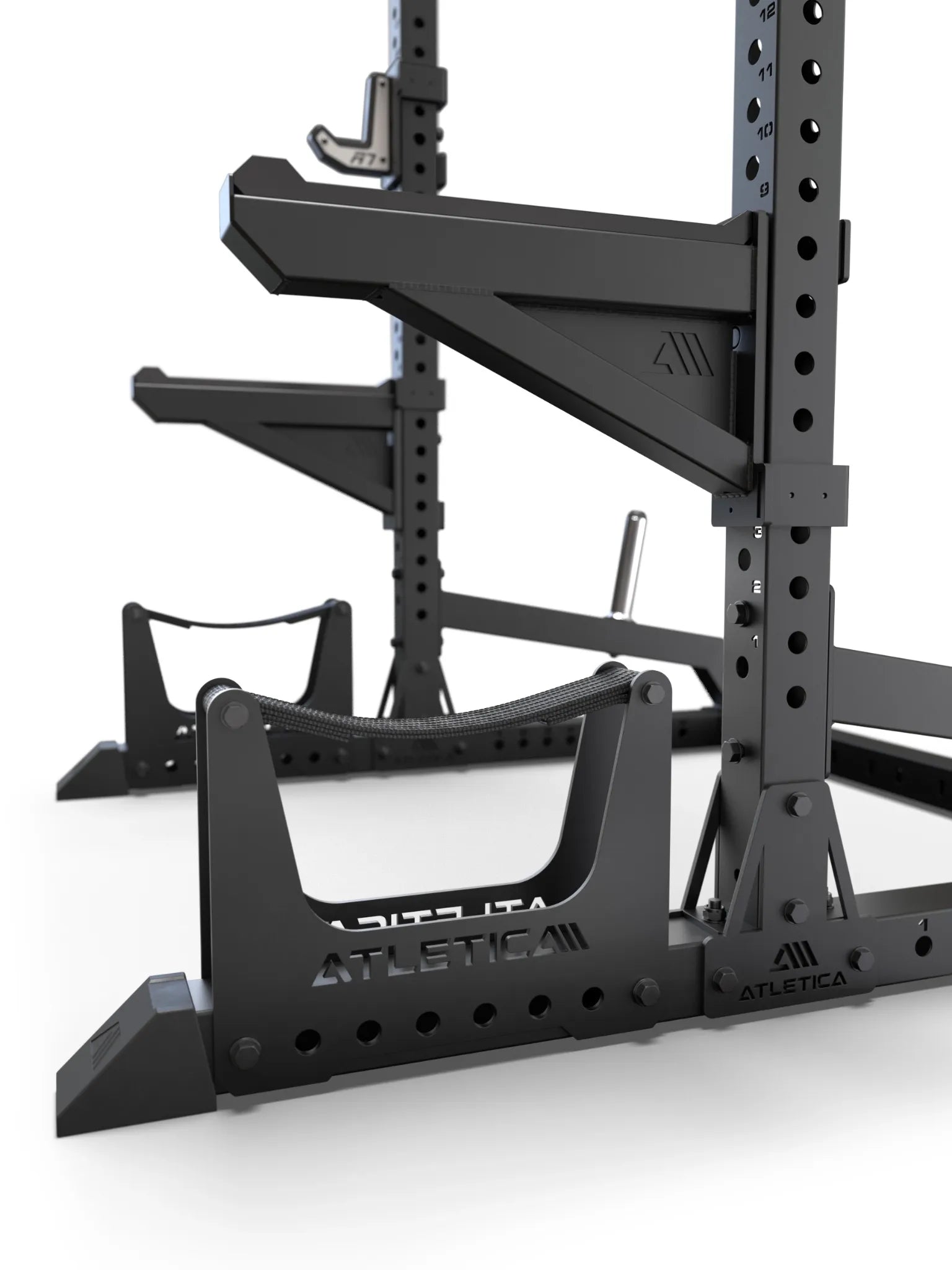 R7 Half Rack – Detailansicht der Safety Spotter Arme und bodennahen Gurtablagen