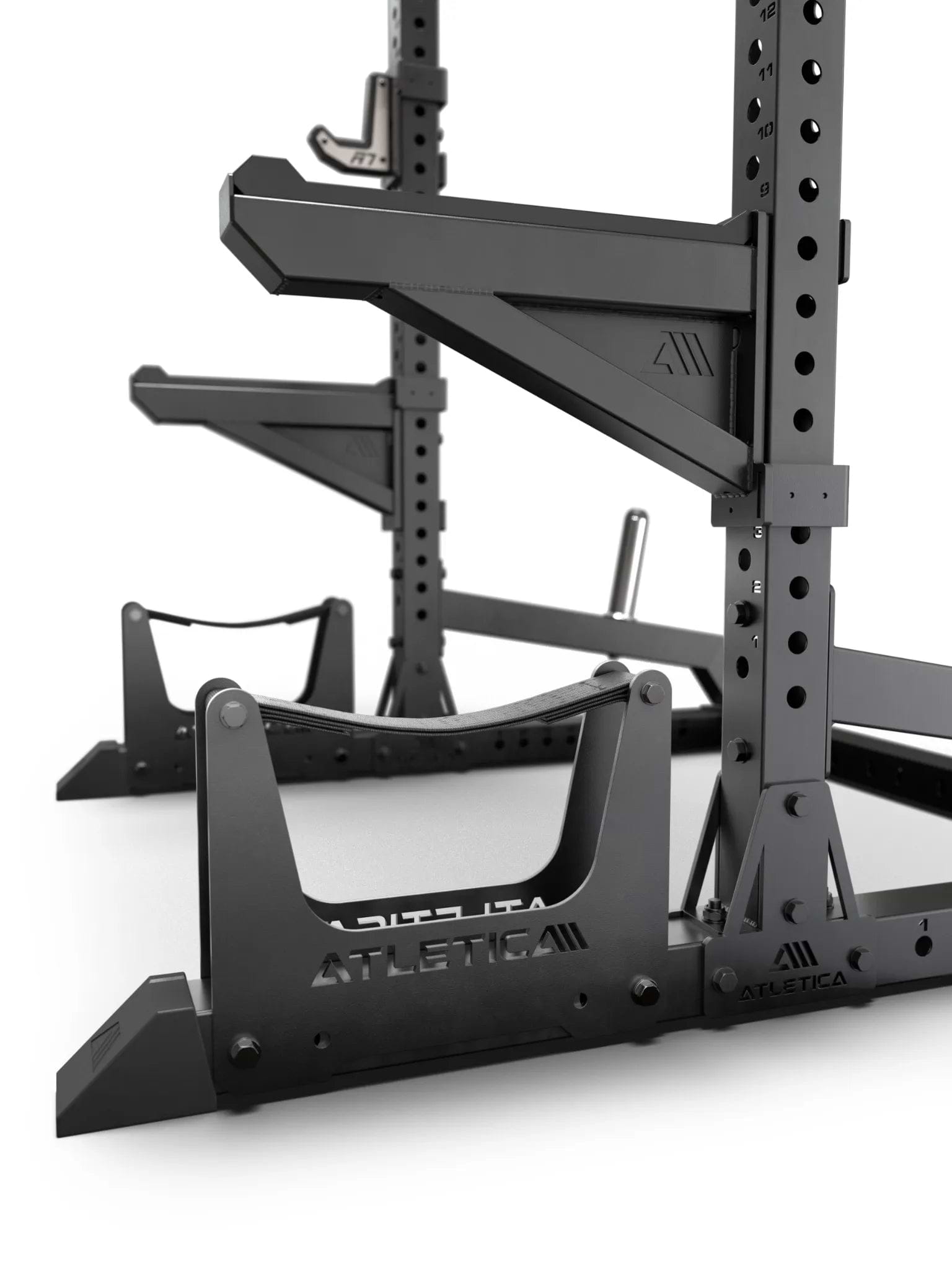 R7 Half Rack – Detailansicht der Safety Spotter Arme und bodennahen Gurtablagen