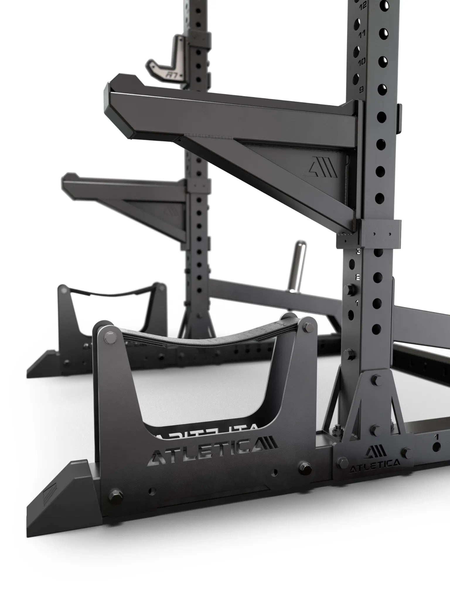 R7 Half Rack – Detailansicht der Safety Spotter Arme und bodennahen Gurtablagen