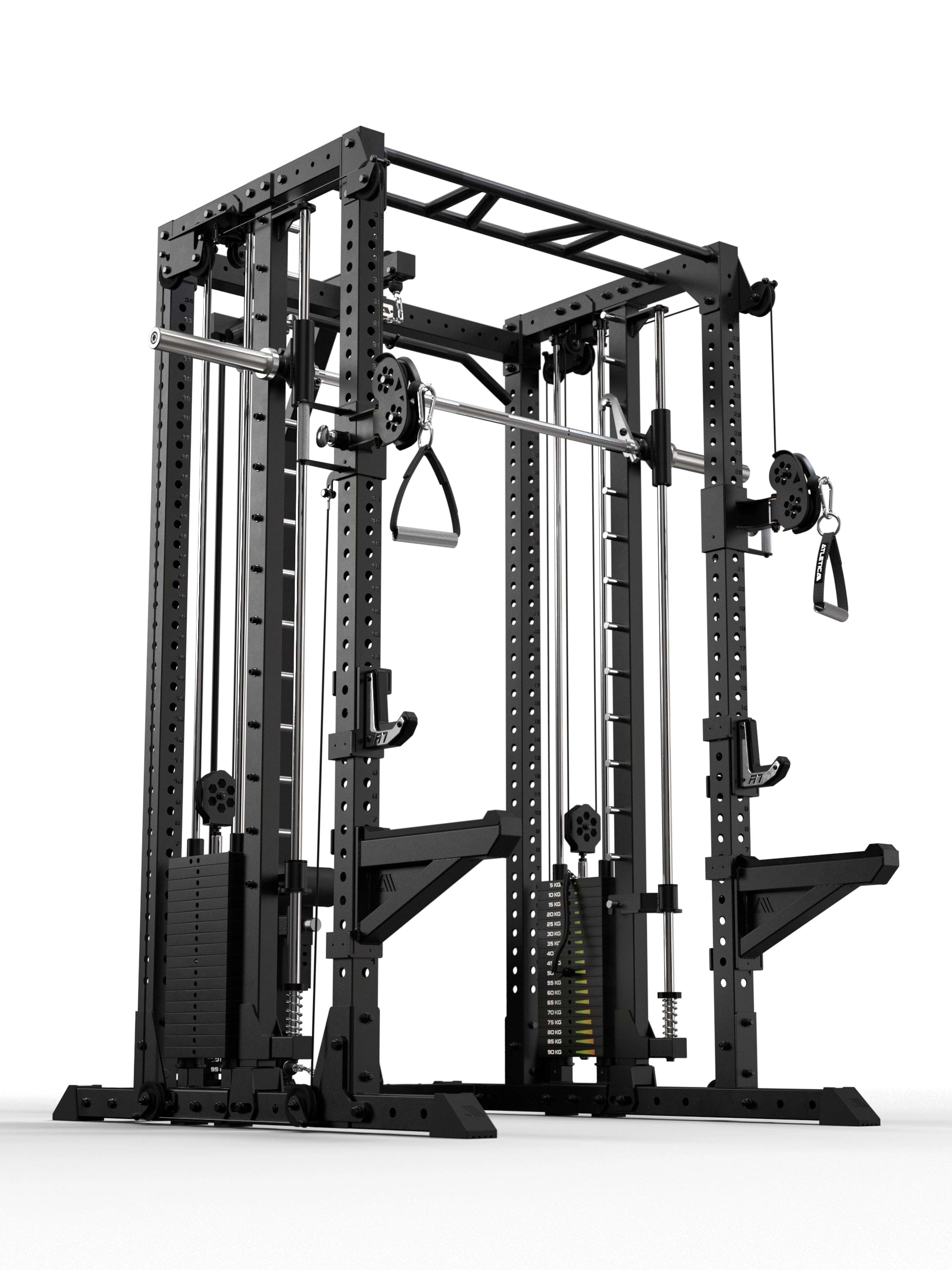 R7-Fighter Power Rack mit Kabelzugstation und Multipresse in schräger Frontansicht aus schwarzem Stahl