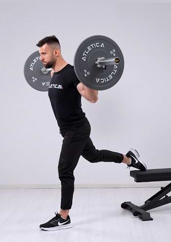 Bulgarische Split Squats mit Langhantel und Gewichten