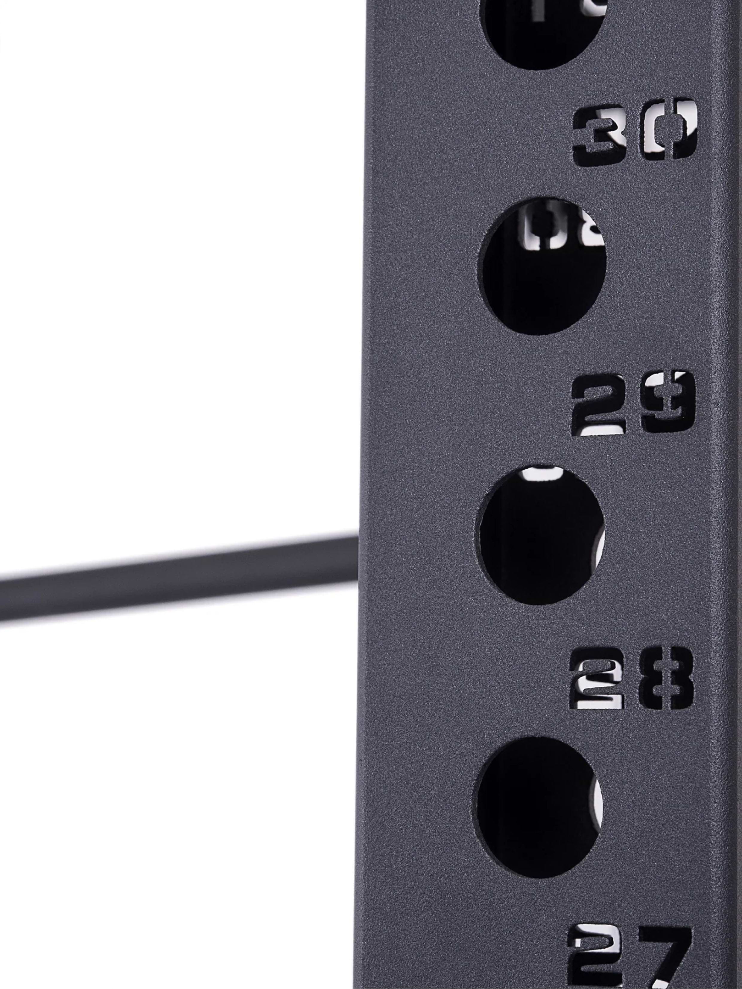 Power Rack R8-Blaster: 4 J-Hooks, Pull-Up Bar, Safeties, Logo Plate, Bar Holder | Next Level Squat Rack | 226 cm Höhe | 123x211 cm Grundfläche | 220 kg