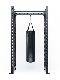 ATLETICA R8 hákový držák se zavěšeným boxovacím pytlem na černém Power Rack pro trénink bojových sportů