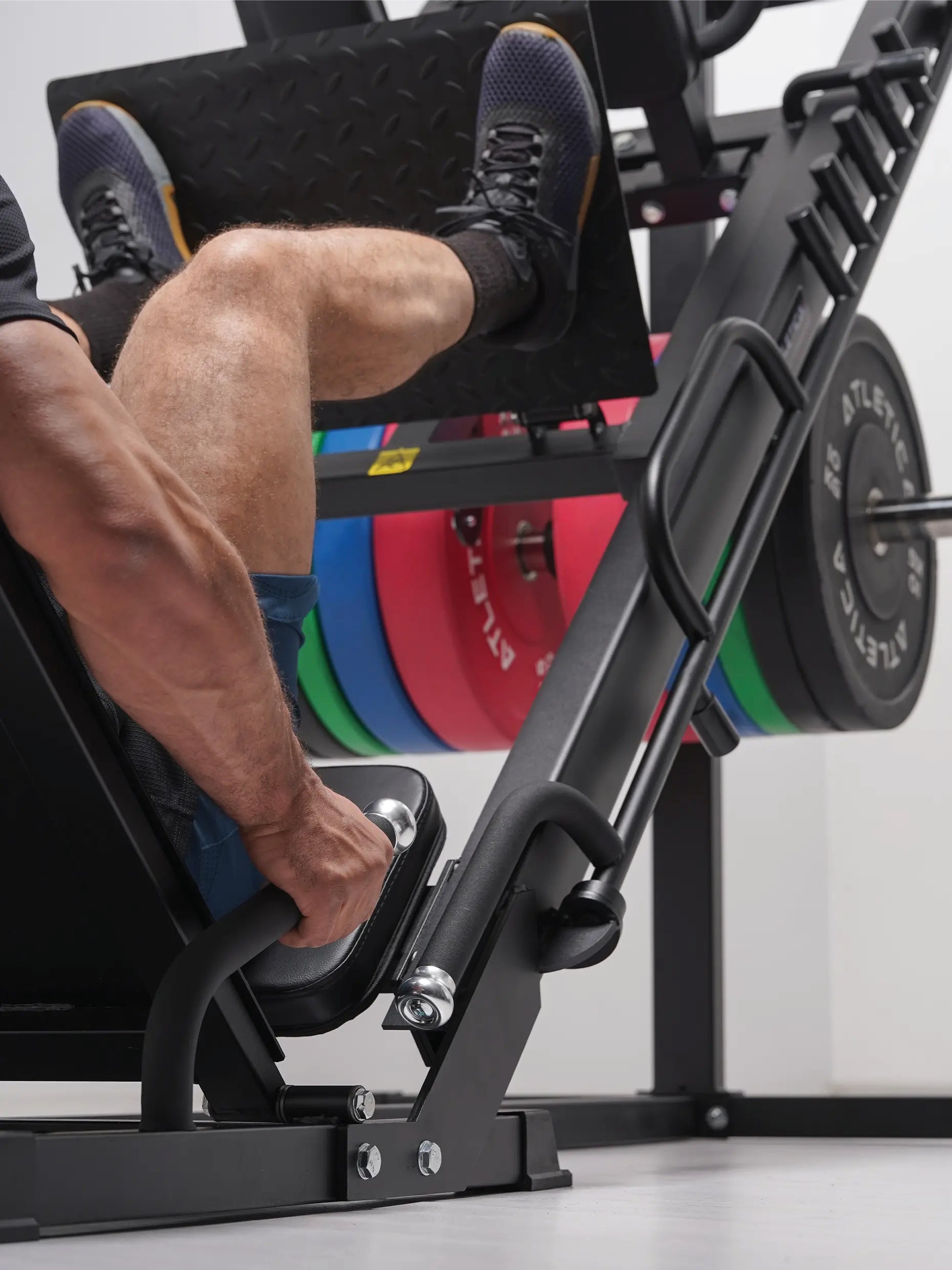 Beinpresse Kombo: Rutschfeste Fußplatte mit variabler Standposition für gezielte Muskelansprache
