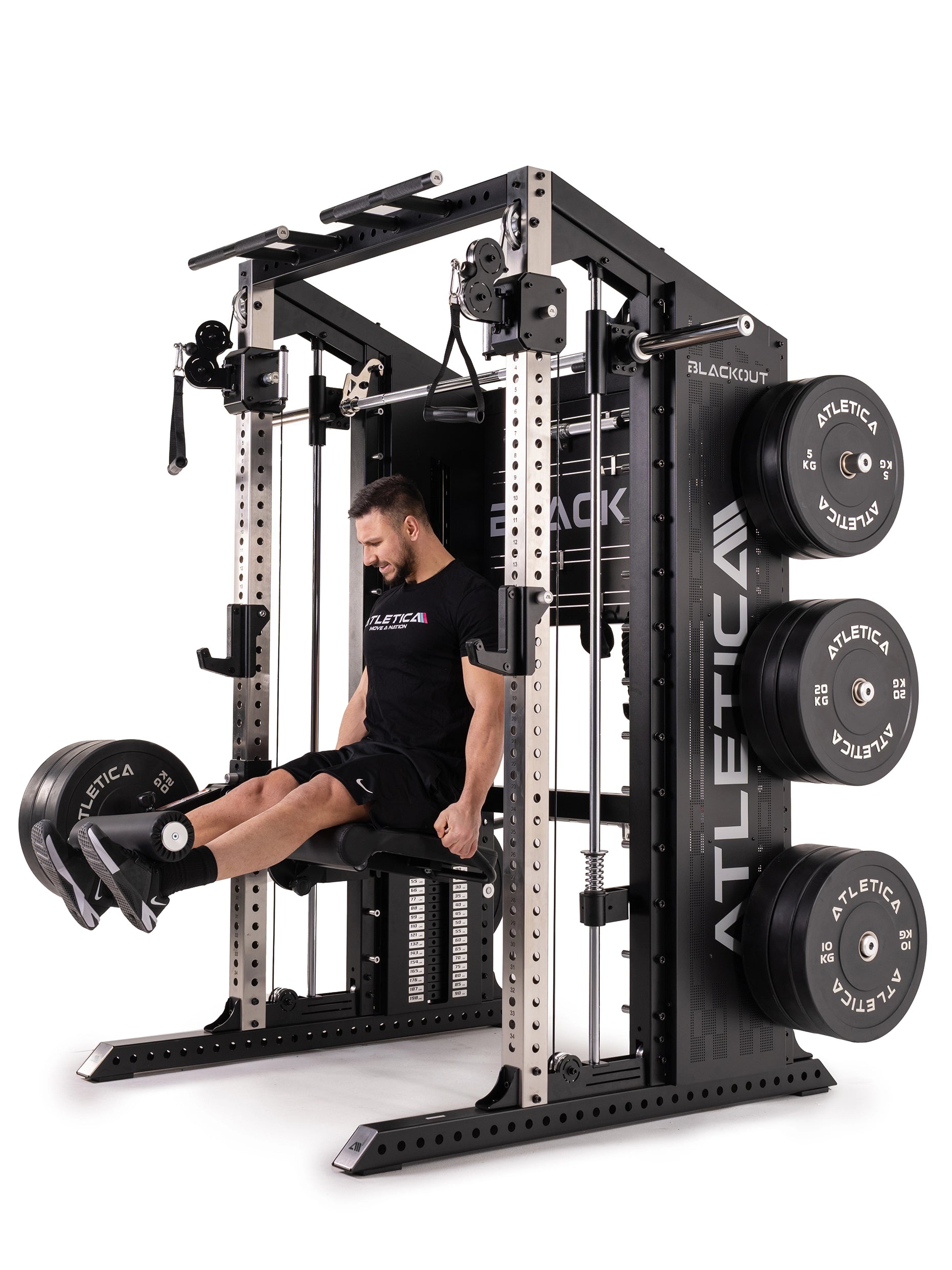 Krafttraining an der Blackout Kraftstation mit Beinstecker Option