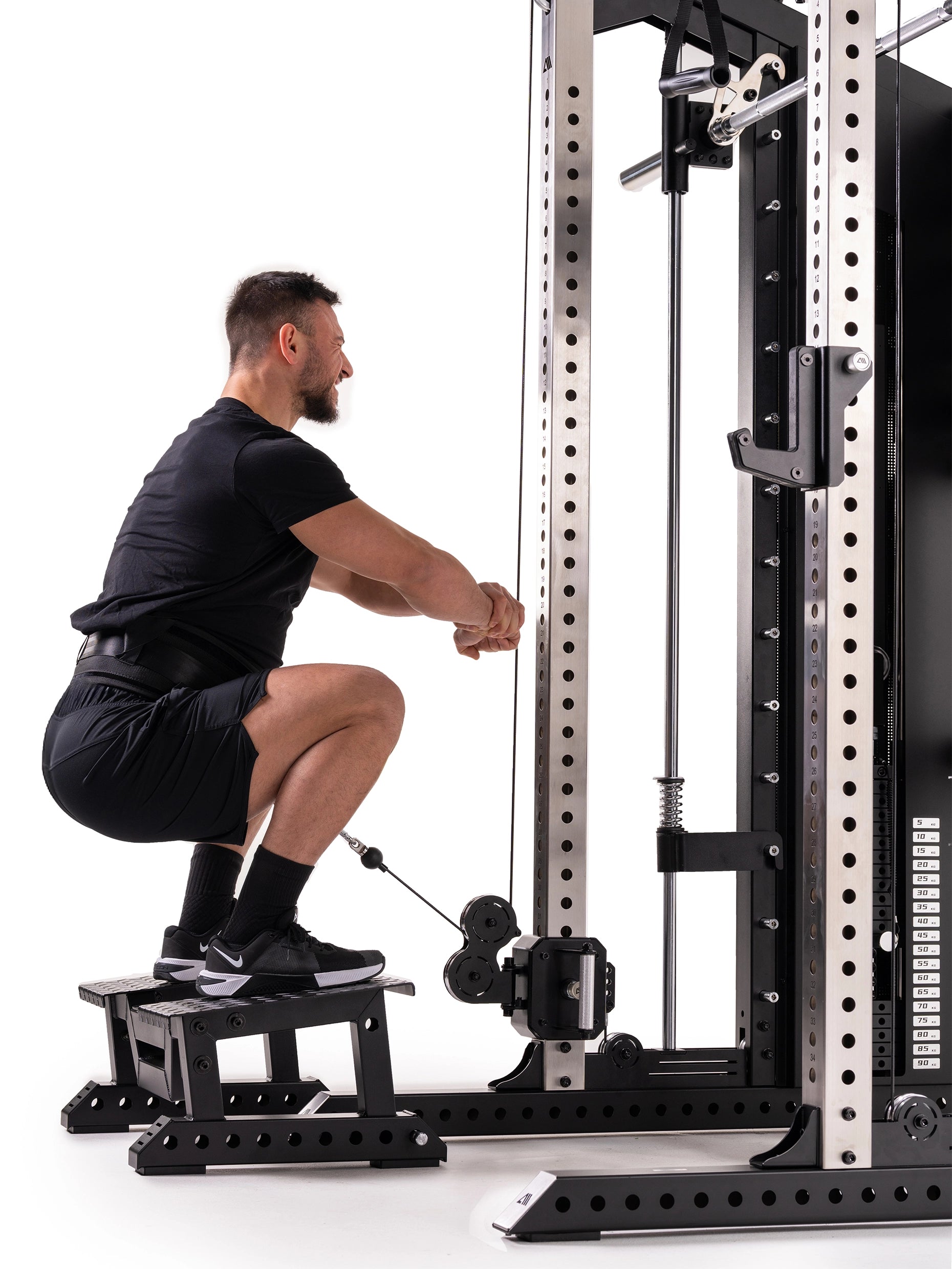 Belt Squat Station mit Gurt an der Blackout Kraftstation