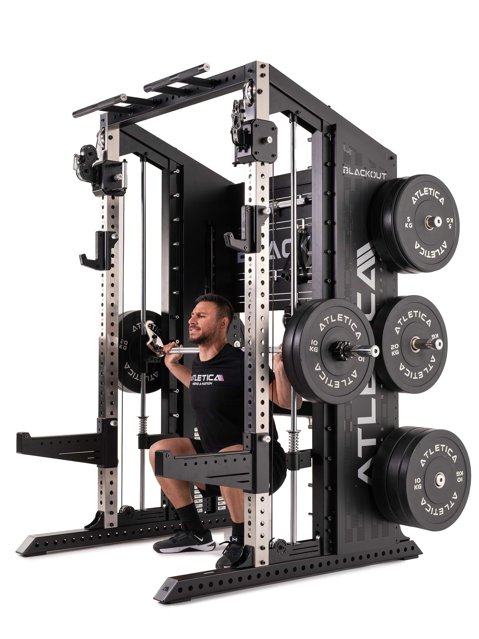 Kniebeuge an der Multipresse der Blackout Kraftstation