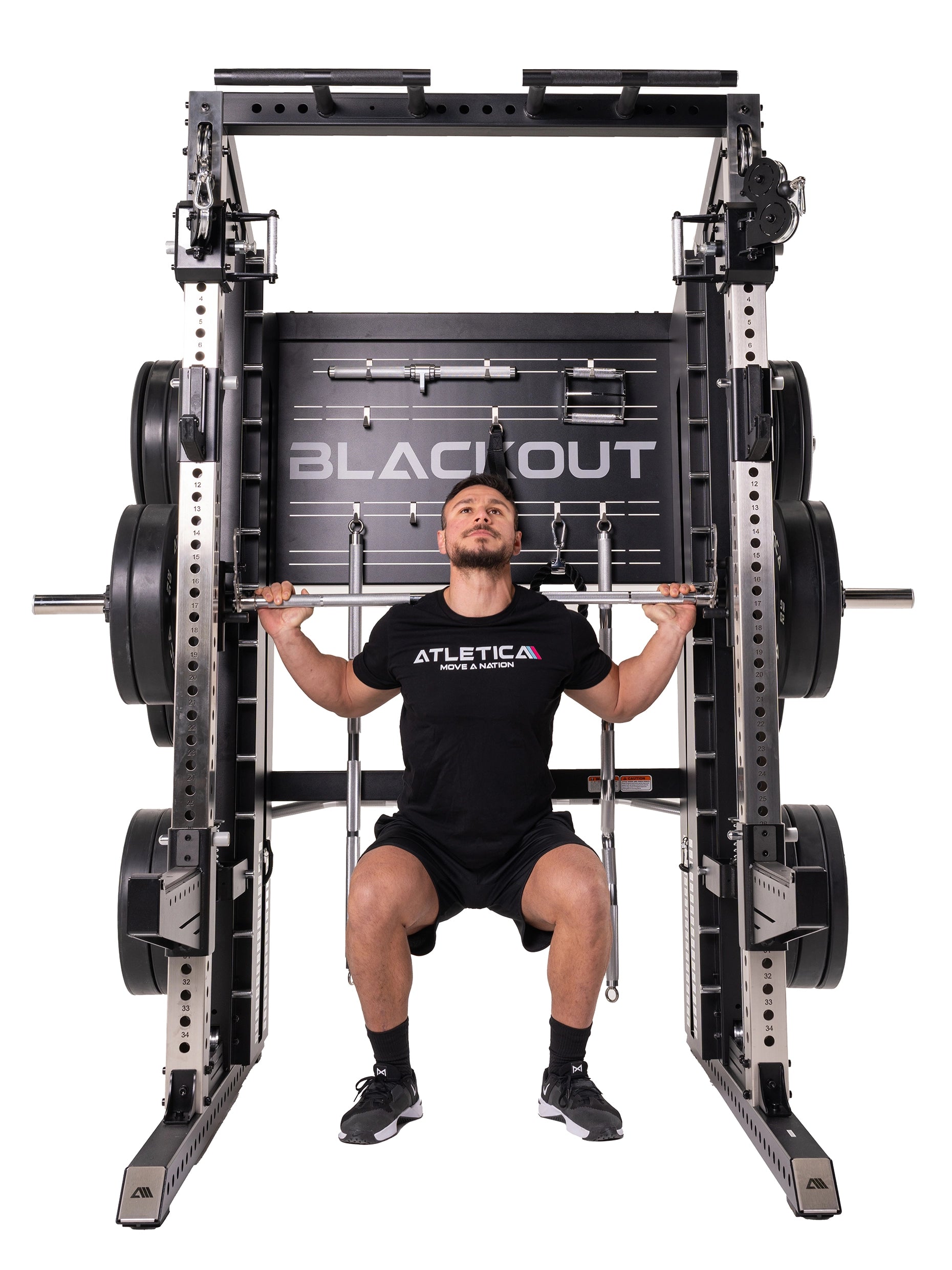 Kniebeugen an der Multipresse der Blackout Kraftstation von Atletica