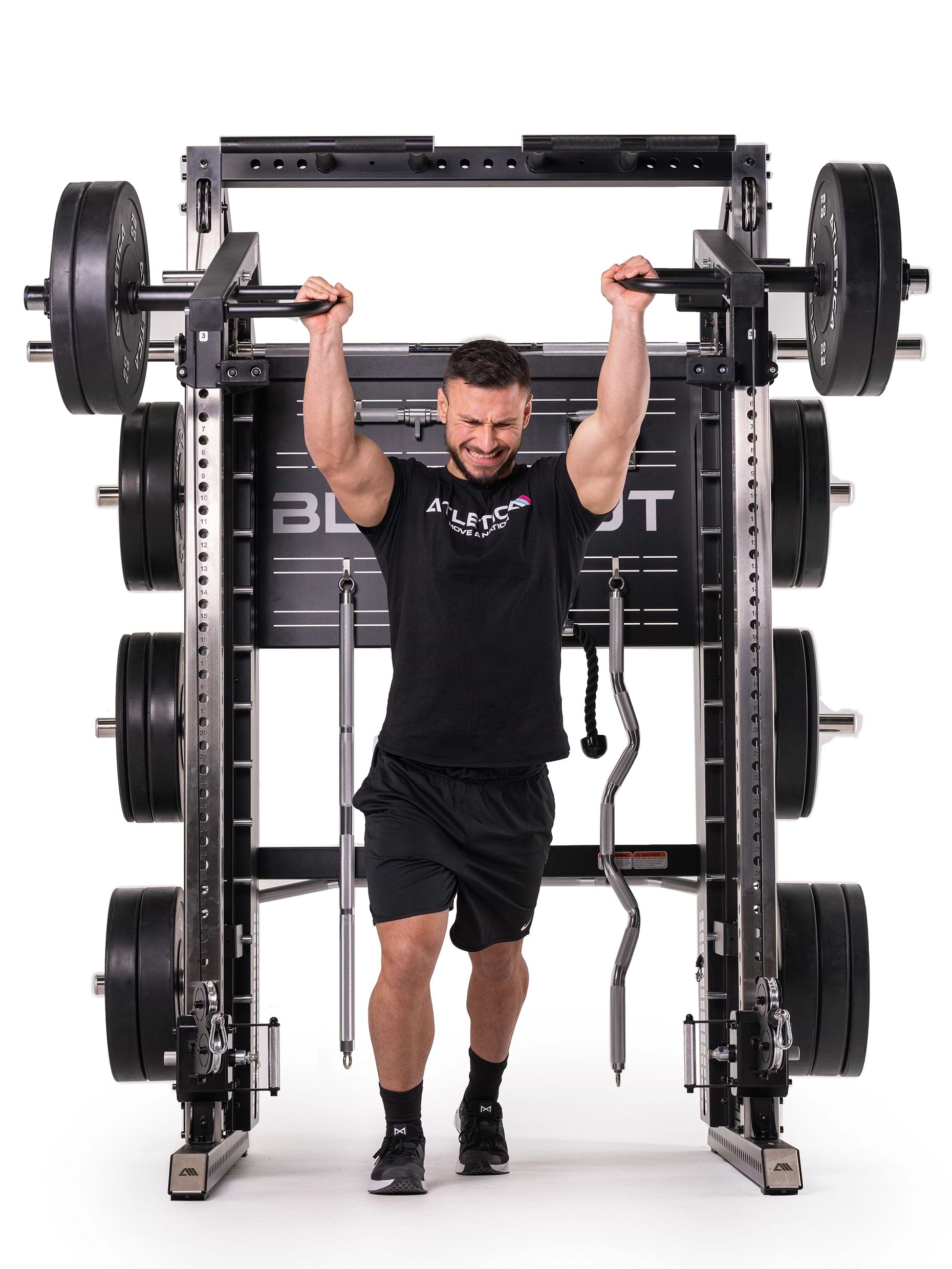 Überkopf-Schulterdrücken an der Blackout Kraftstation