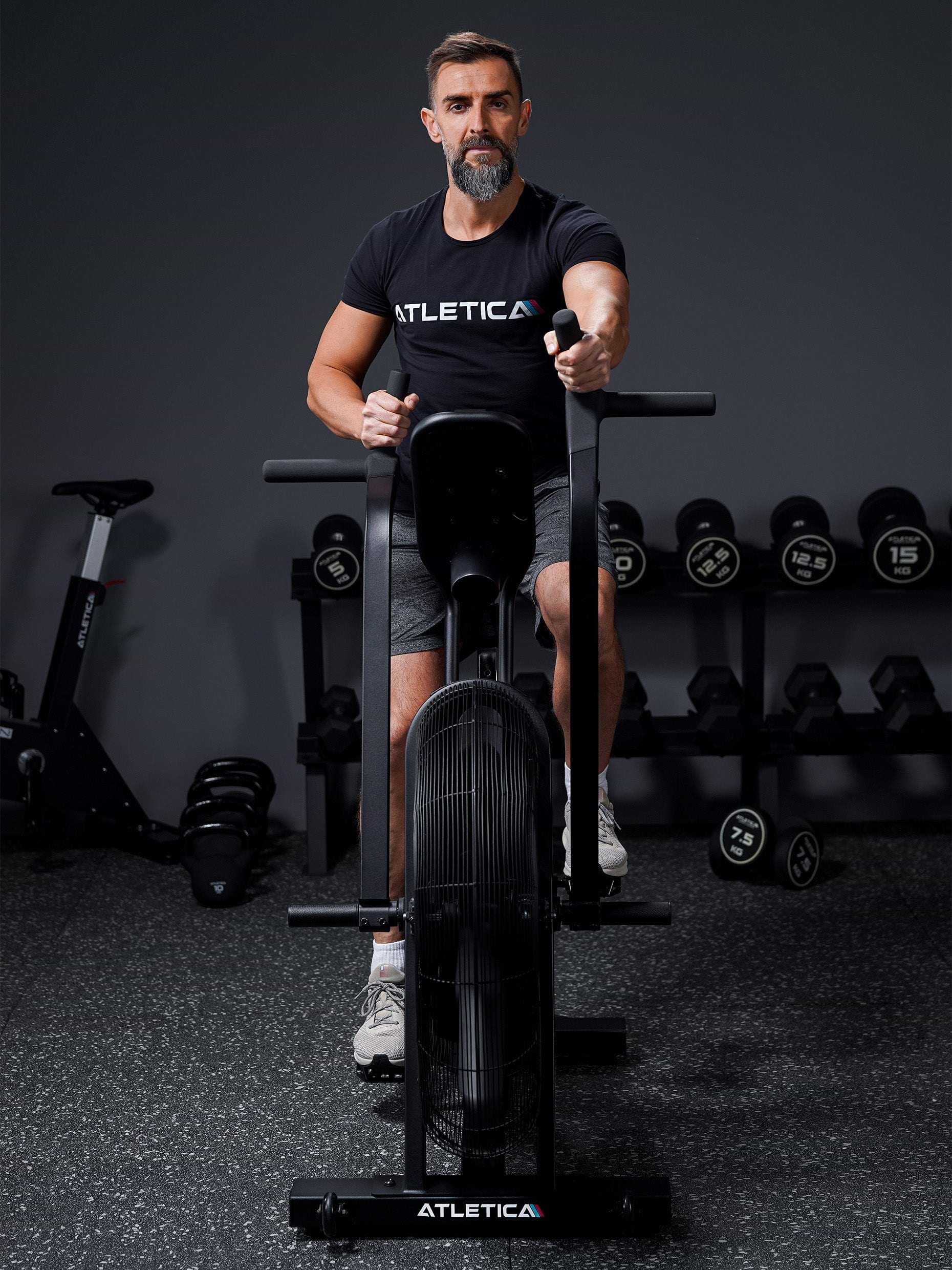 Air Bike Training im Fitnessstudio