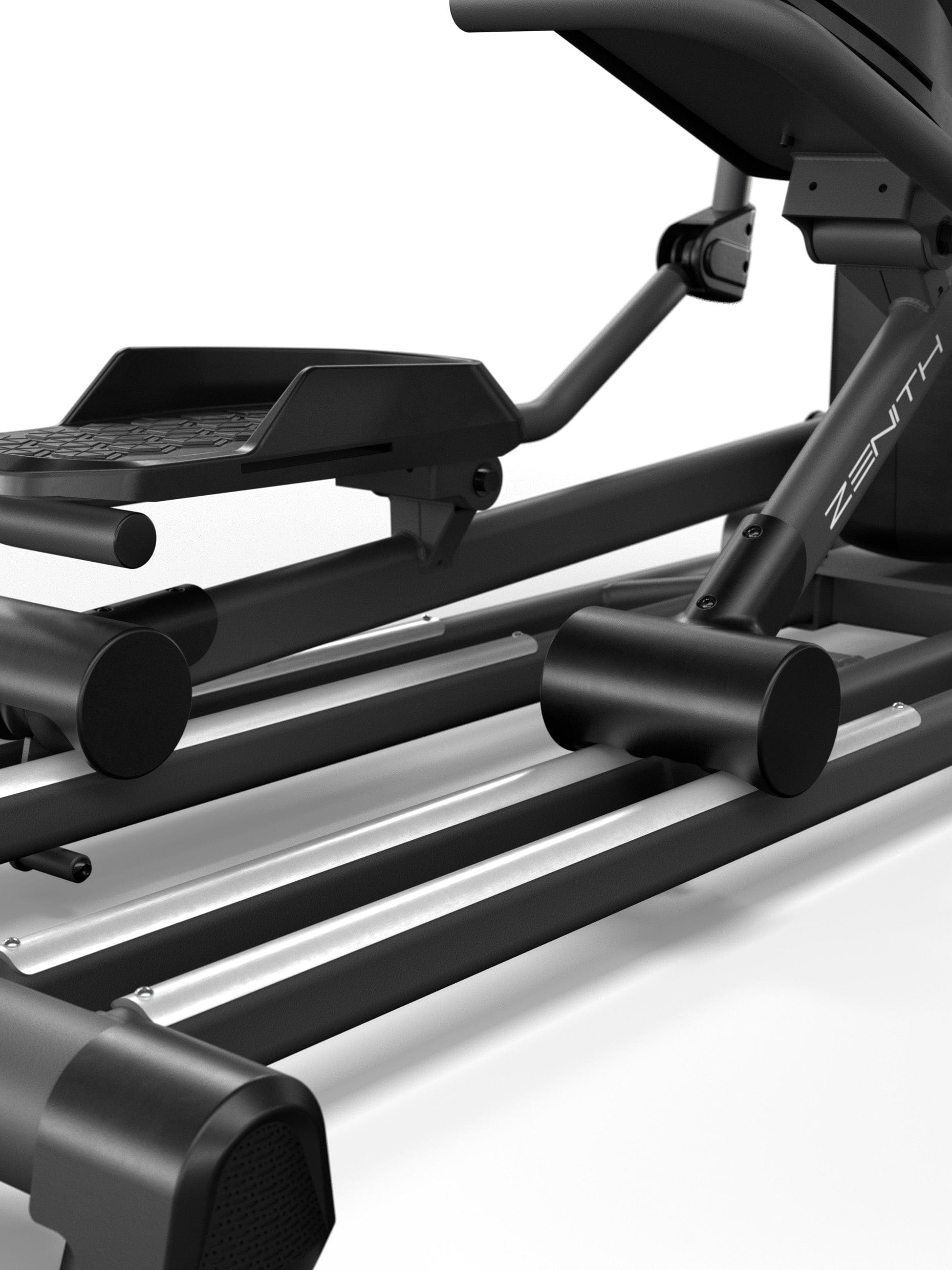 Crosstrainer Zenith: Große, stabile Fußpedale für sicheren Stand, auch bei hohem Einsatz