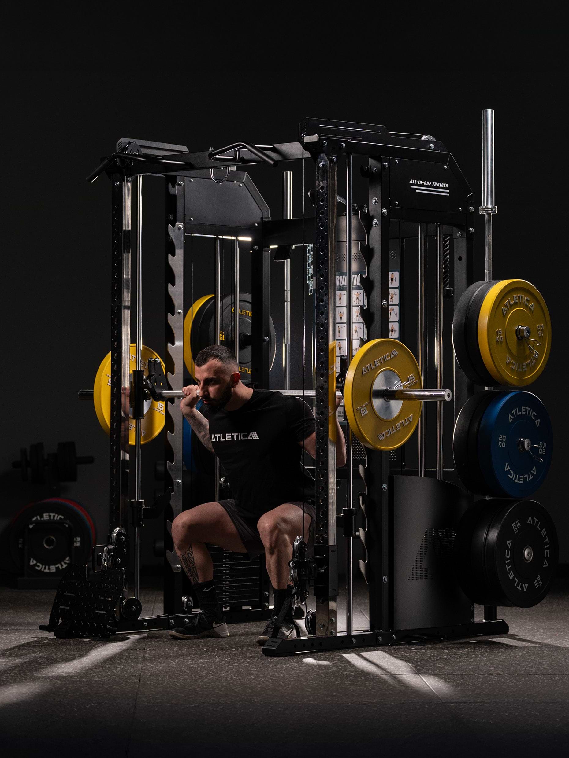 Kniebeugen mit Langhantel an der Multipresse der Fallout Kraftstation