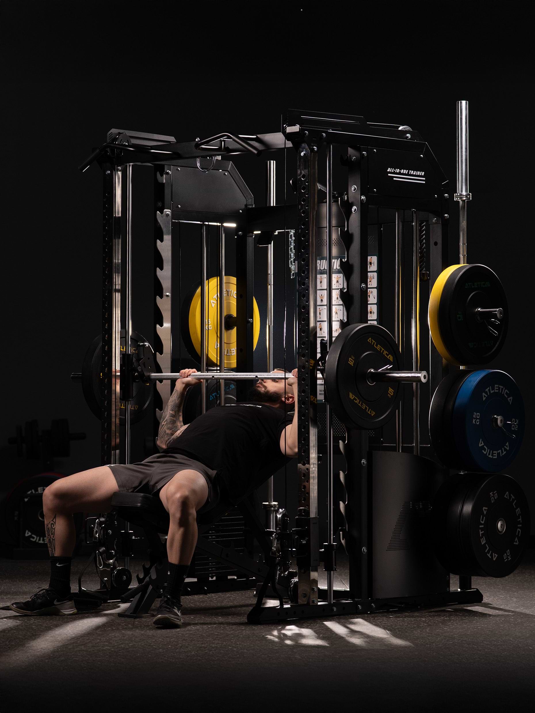 Bankdrücken an der Kraftstation Fallout von Atletica