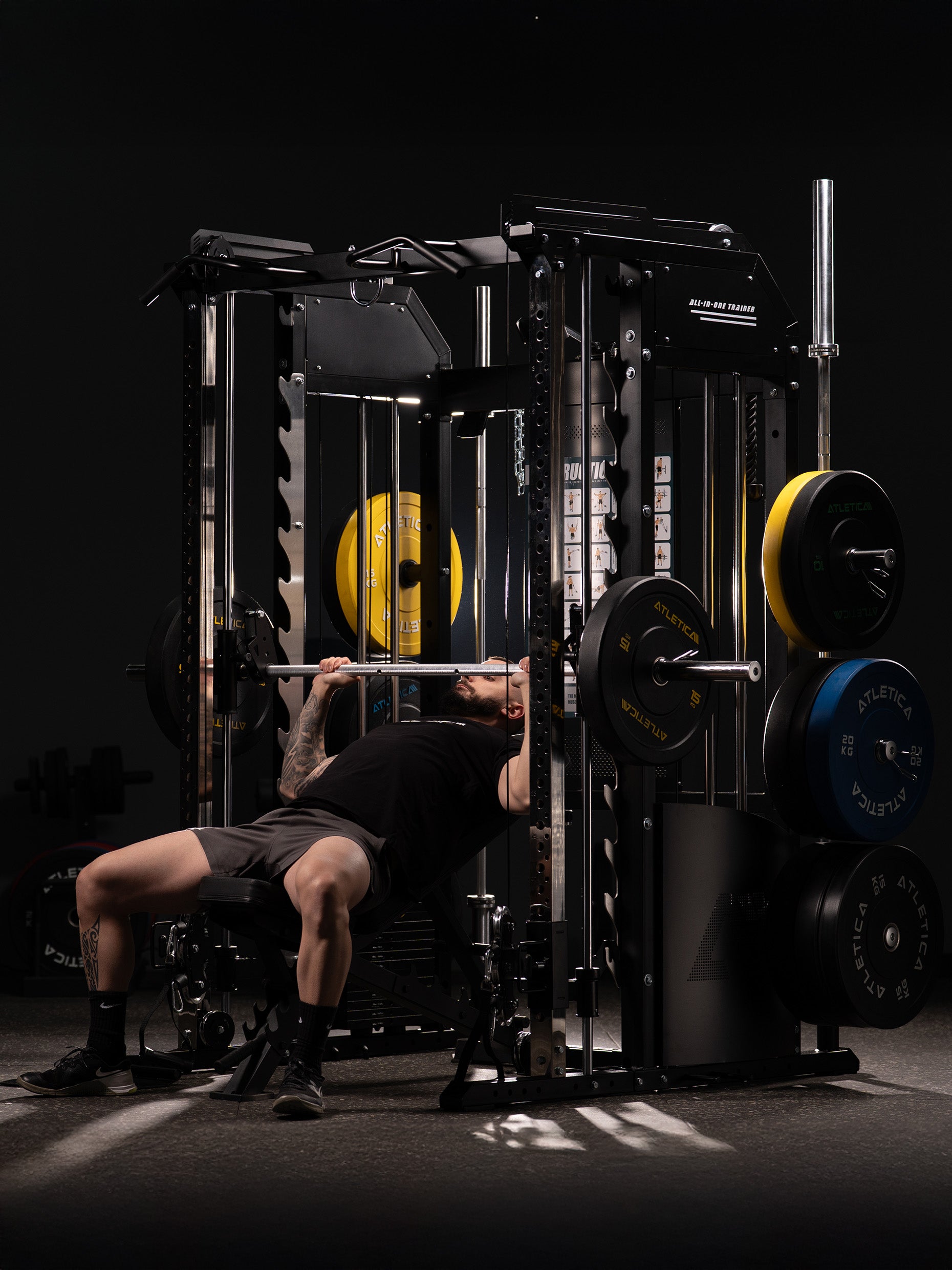 Bankdrücken an der Multipresse der Fallout Kraftstation