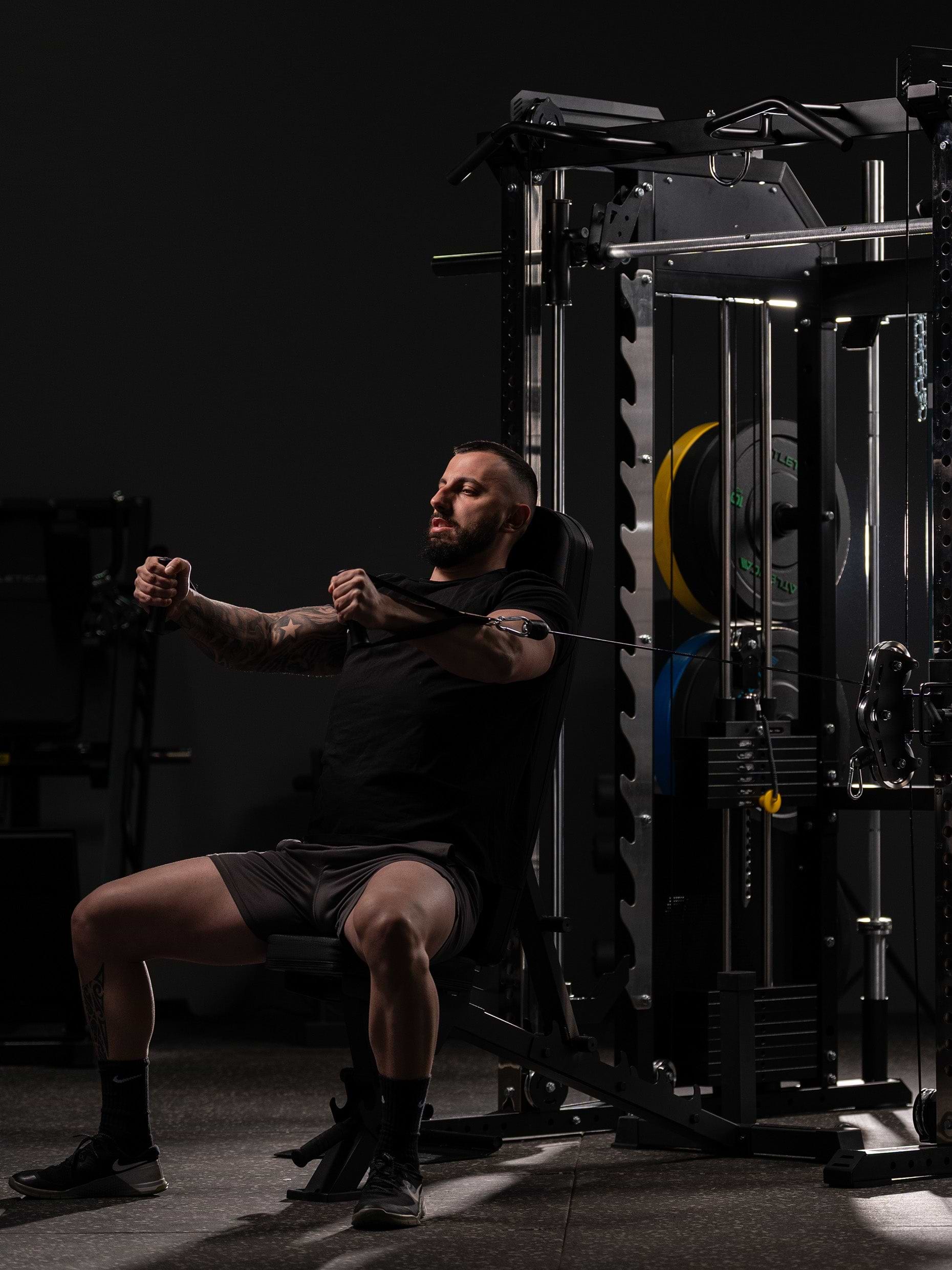 Cable Fly an der Fallout Kraftstation mit Hantelbank