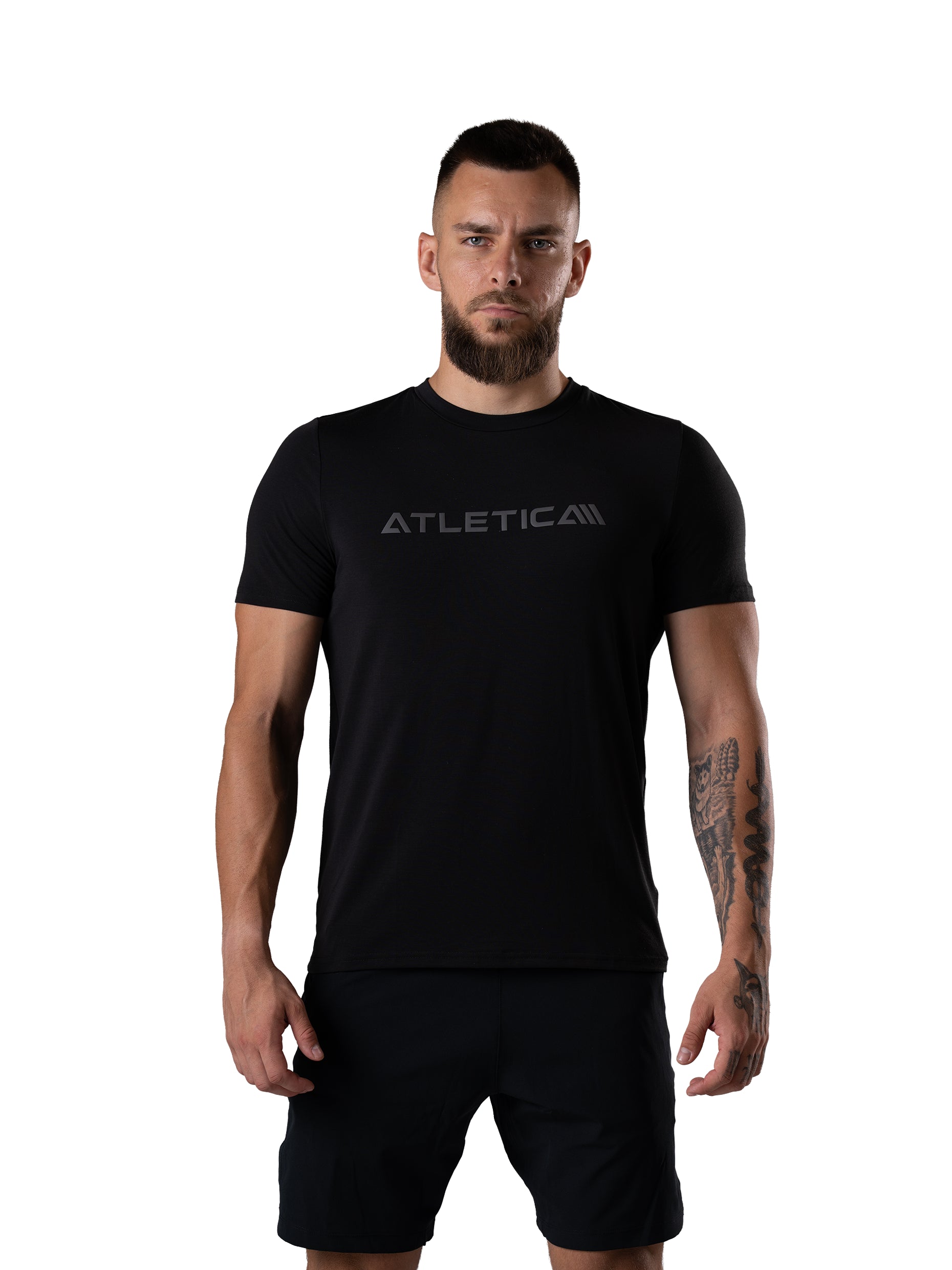 Mann im Merch Flex Train T-Shirt in Schwarz von Atletica mit Logo-Print auf der Brust, Frontansicht