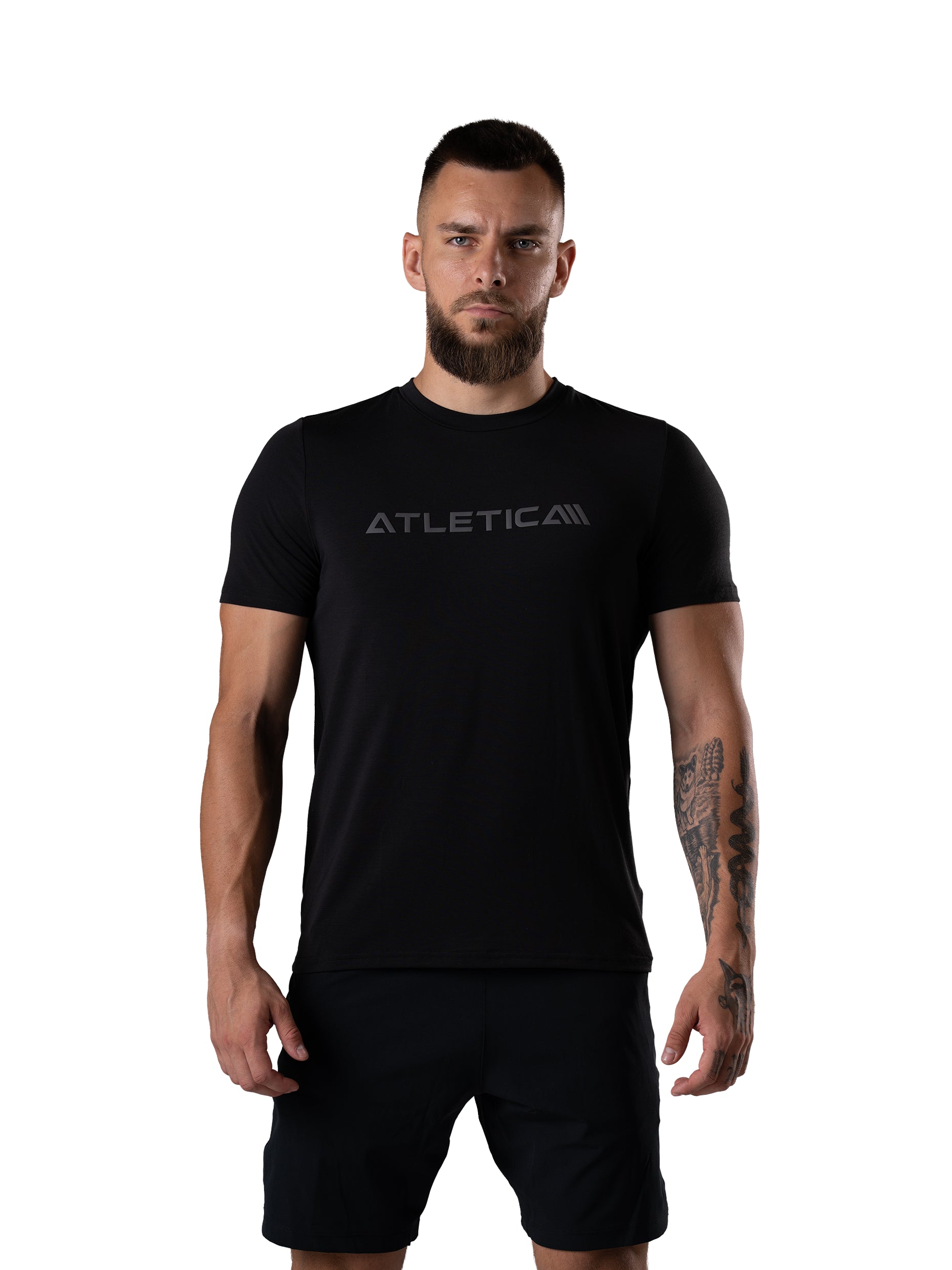 Mann im Merch Flex Train T-Shirt in Schwarz von Atletica mit Logo-Print auf der Brust, Frontansicht