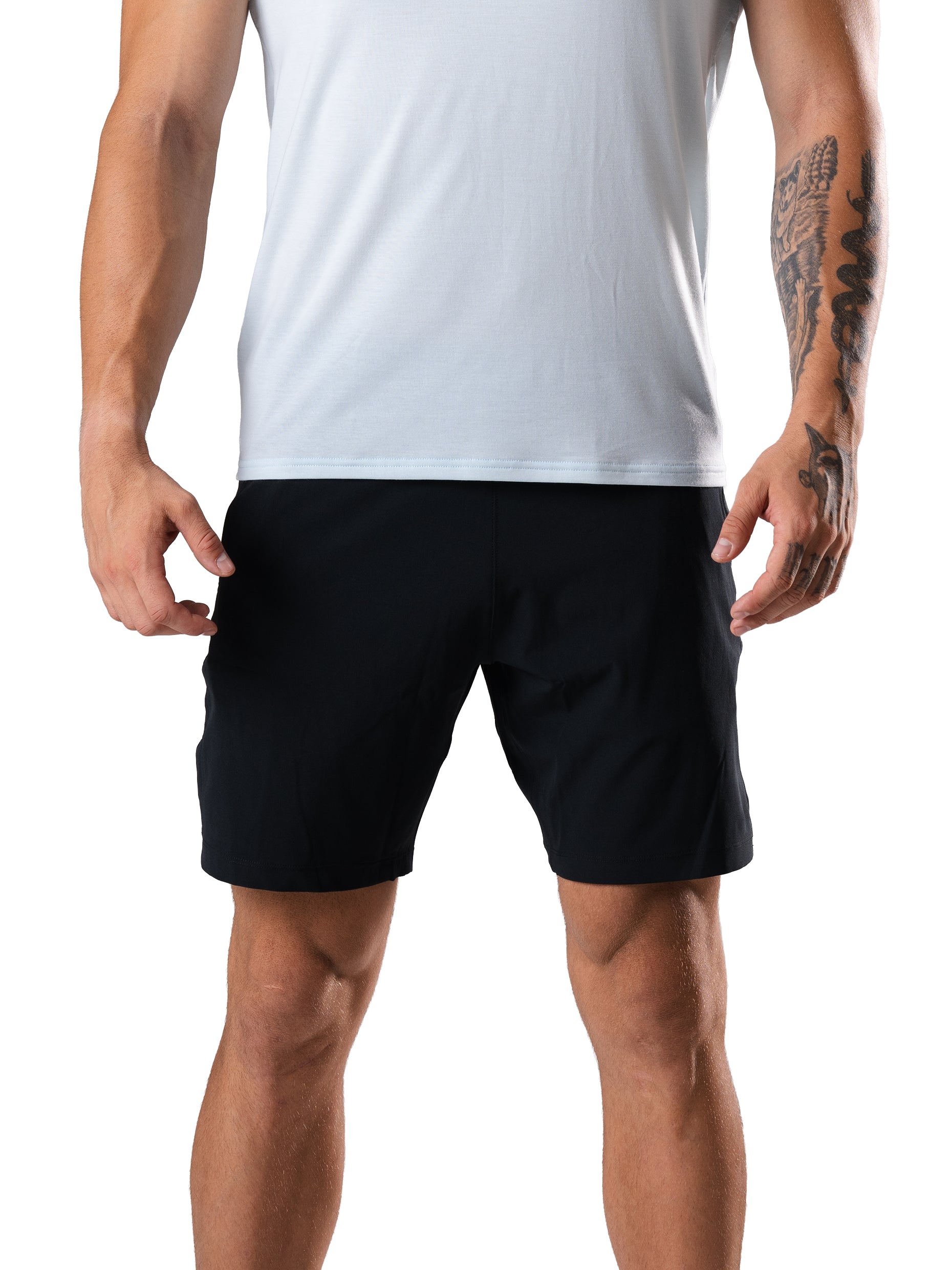 Mann in den Flex Train Shorts in Schwarz von Atletica, Trainingsshorts für Männer, Frontansicht