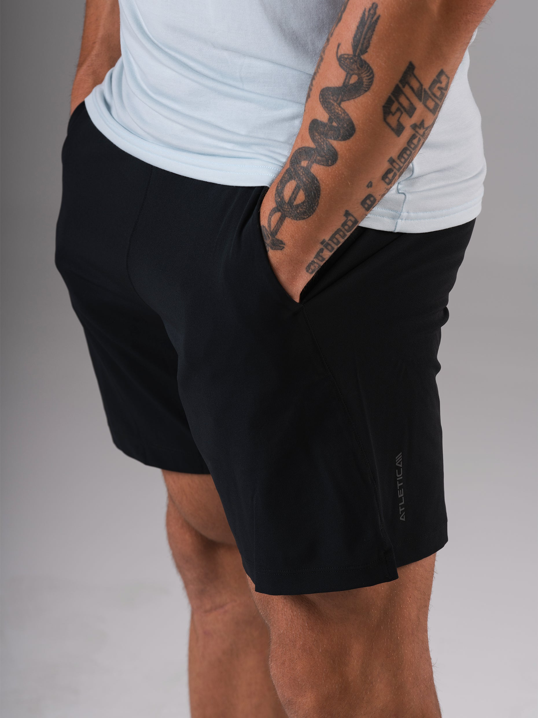 Detailansicht der Tasche an den schwarzen Flex Train Shorts von Atletica